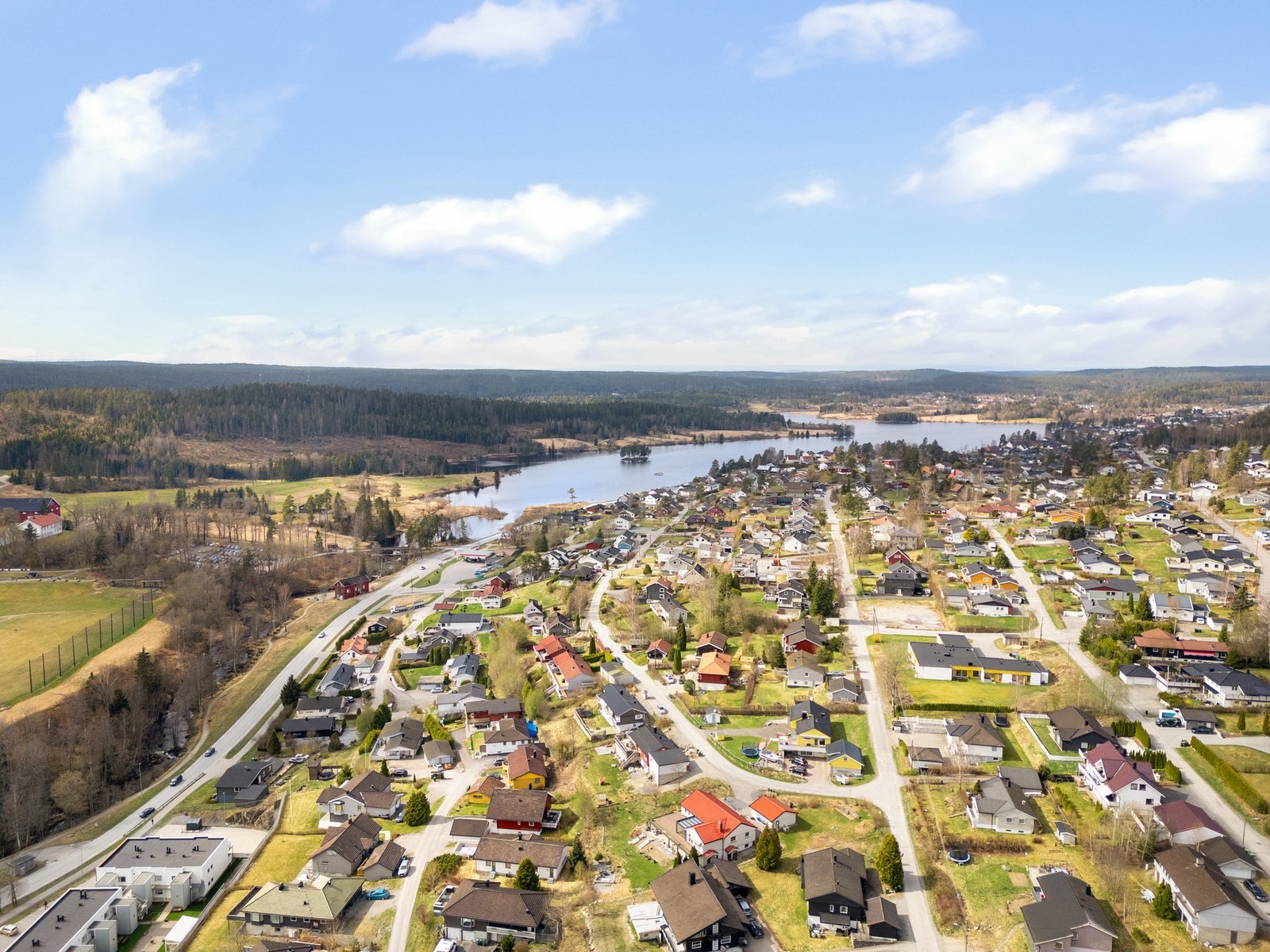 Ytre Enebakk har et godt og variert fritidstilbud med flere forskjellige idrettslag og foreninger. Galleribilde