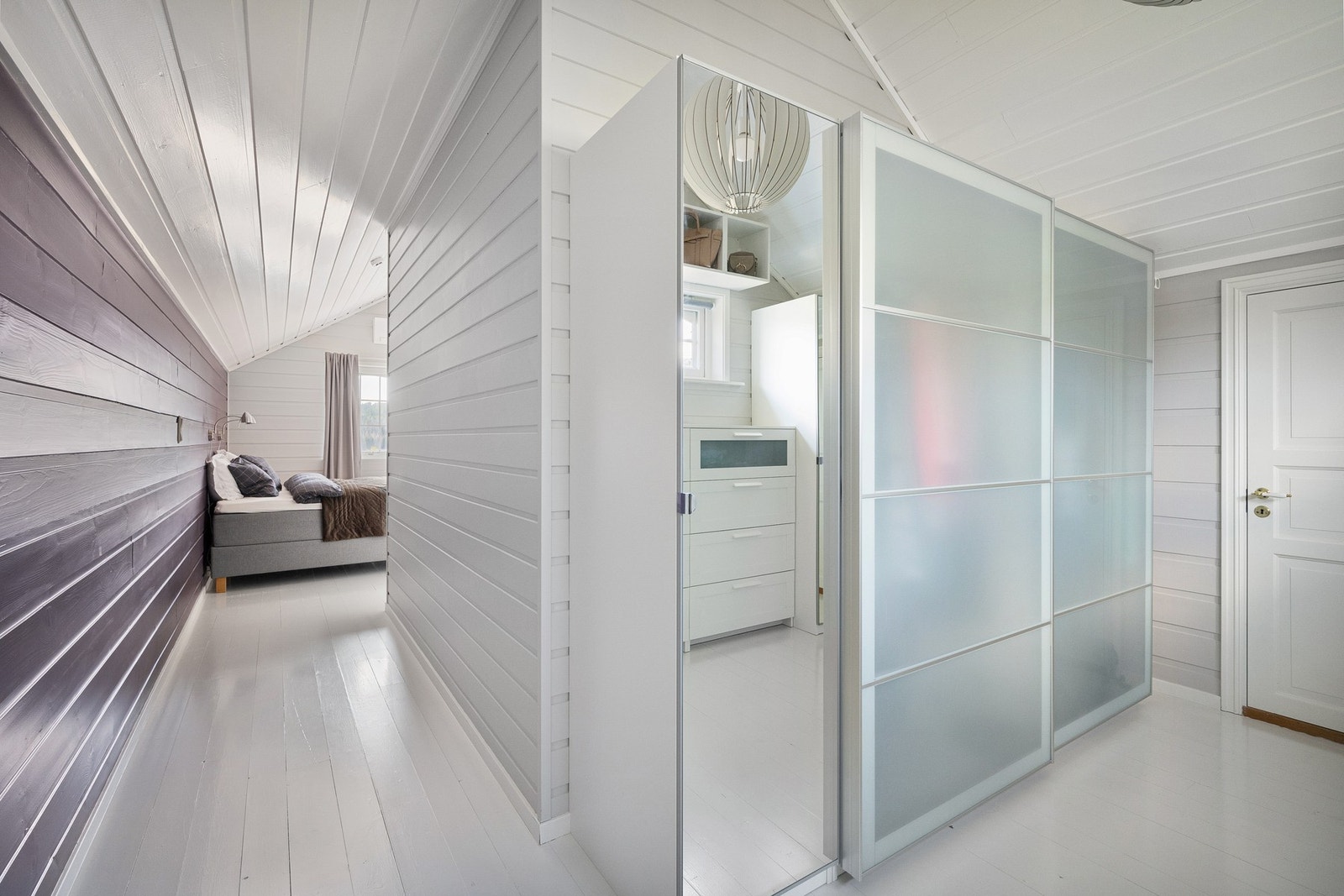 Dette soverommet har også et tilliggende omkledningsrom. Galleribilde