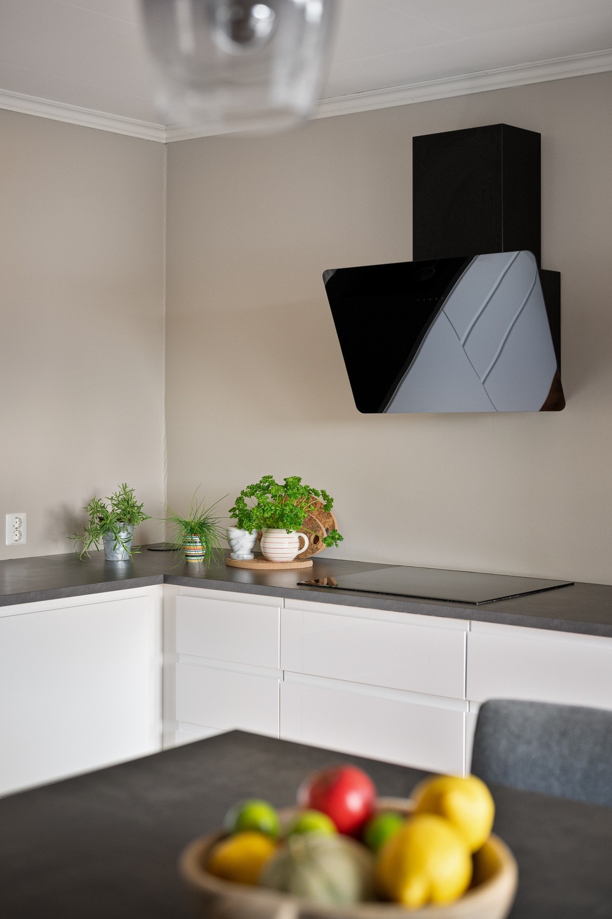 Det er integrerte hvitevarer, inkludert induksjonstopp, stekeovn, mikrobølgeovn, oppvaskmaskin og kjøleskap med fryser. Galleribilde