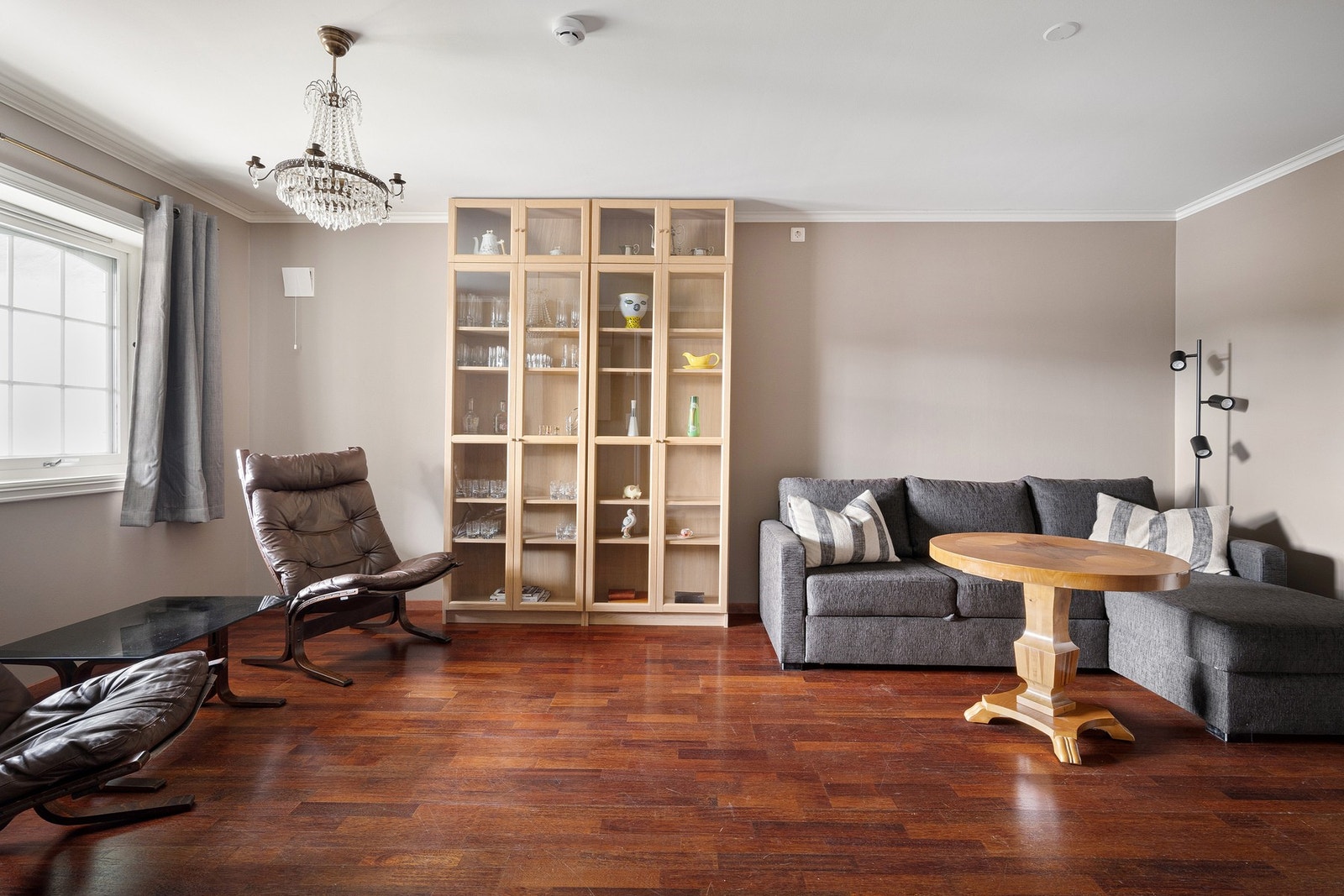 Kjellerstue som er perfekt når barna/ ungdommen har besøk eller behov for å trekke seg litt tilbake. Galleribilde