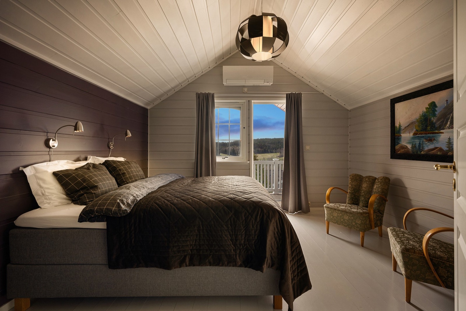 Det siste soverommet befinner seg i 2. etasje og har skråtak, noe som gir en koselig atmosfære. Galleribilde