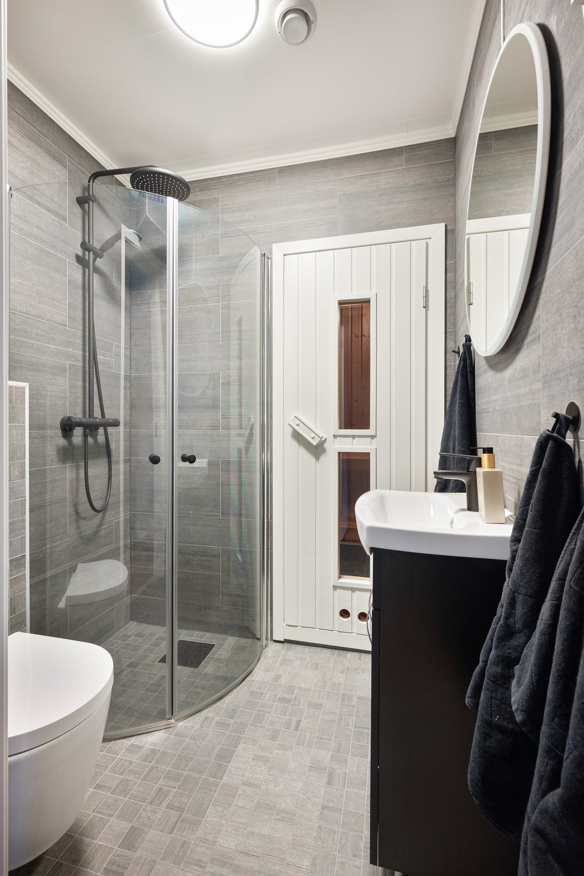 Boligen har to moderne bad og et separat vaskerom, alle med gulvvarme. Galleribilde