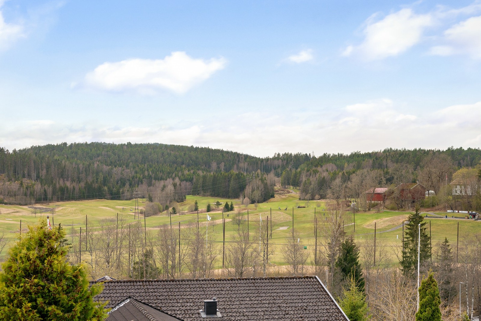 Boligen ligger i et attraktivt og barnevennlig boligområde med nærhet til skoler, barnehager, butikker og offentlig kommunikasjon. Galleribilde