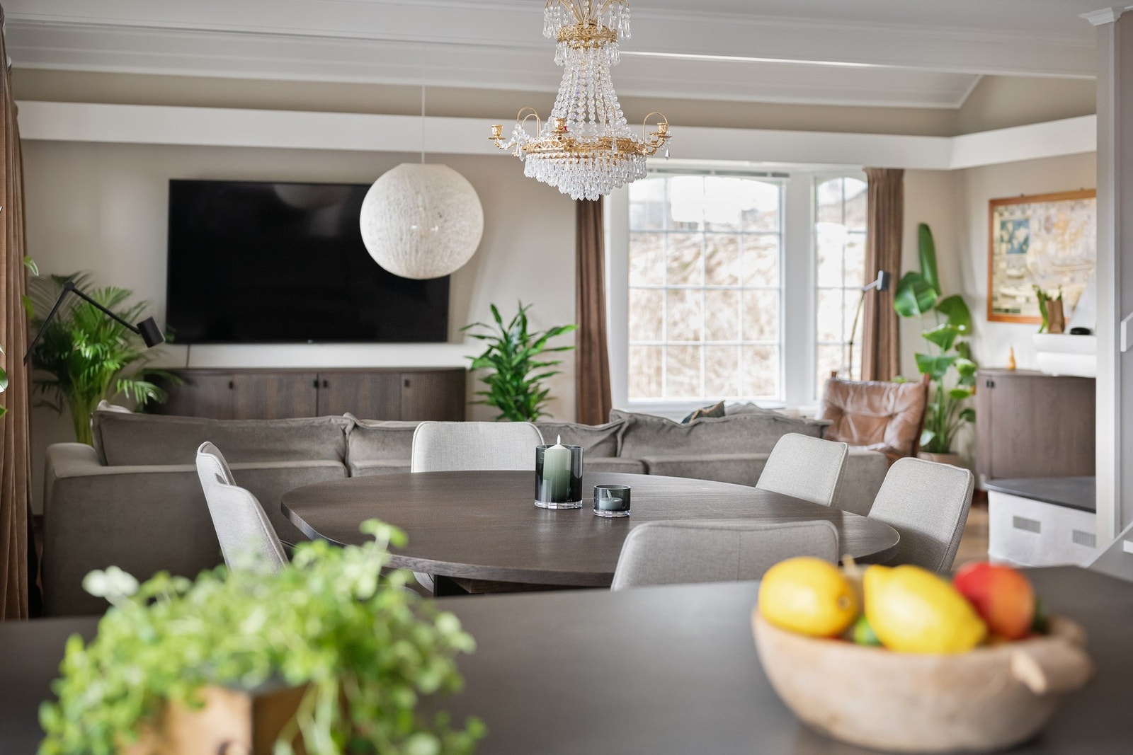 En velholdt og innholdsrik enebolig over tre plan med flott utsikt mot Østmarka golfbane! Galleribilde