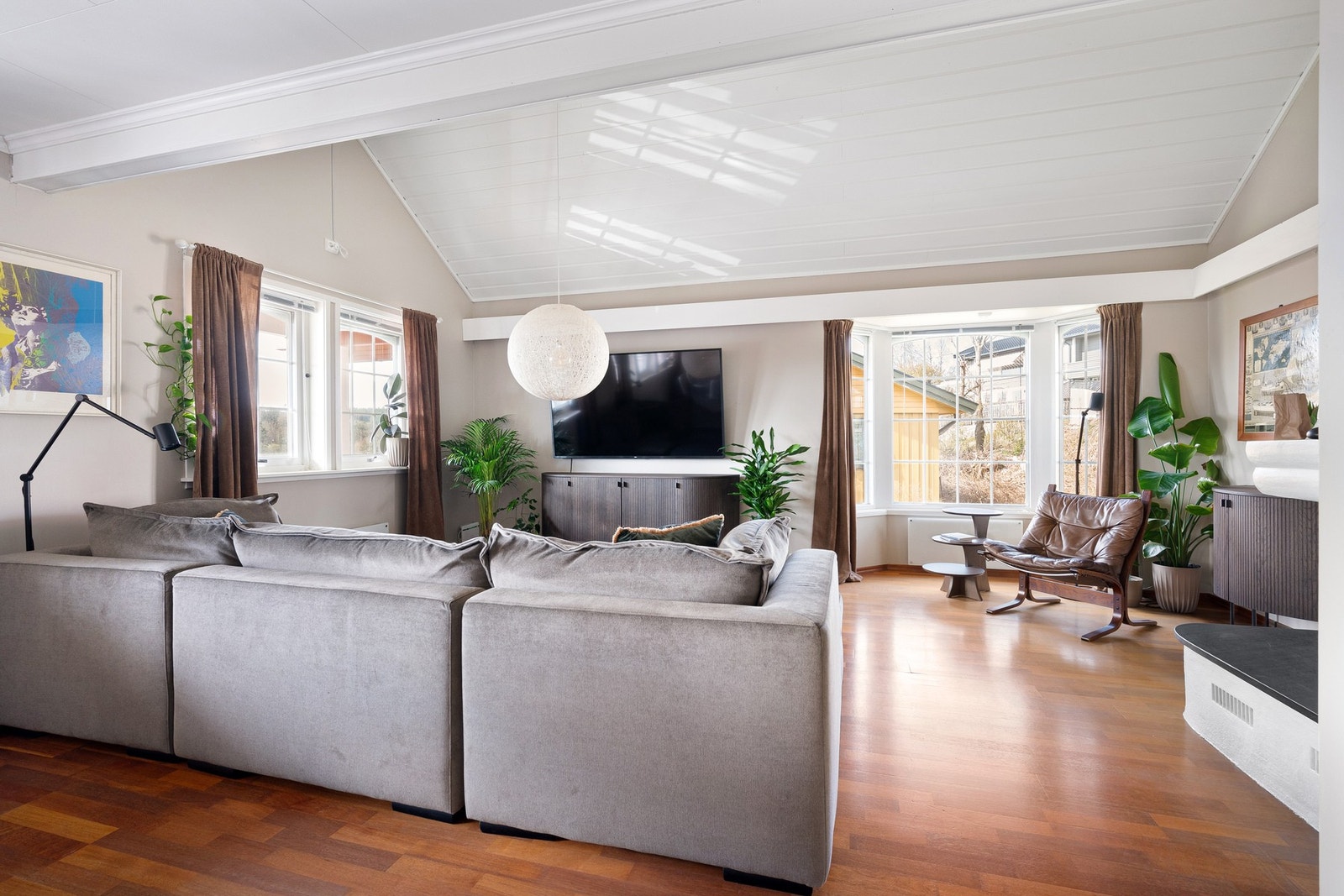 Stuen er et romslig og lyst område med tilknytning til kjøkken/ spisestue. Galleribilde