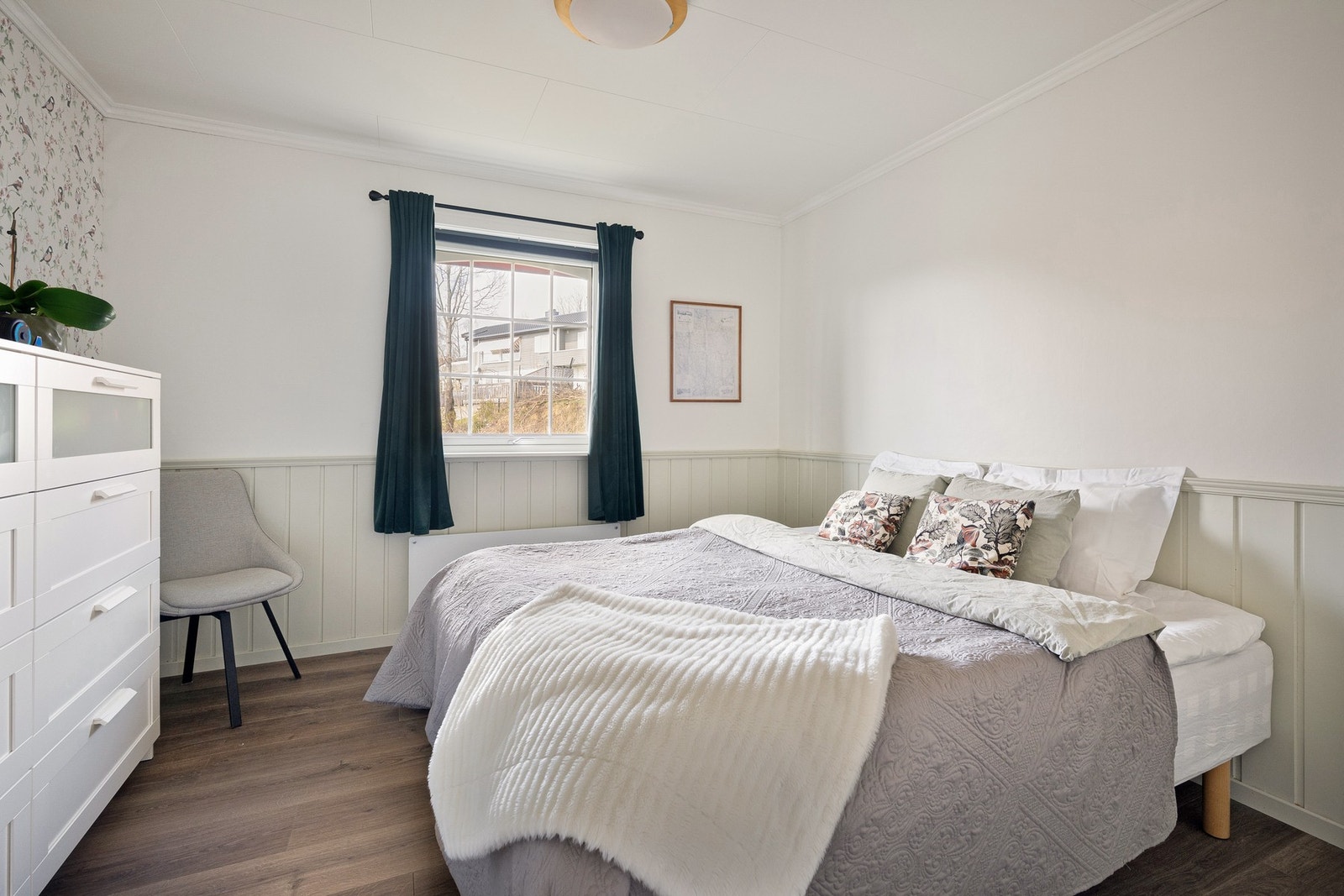 Det er to soverom i hovedetasjen. Galleribilde