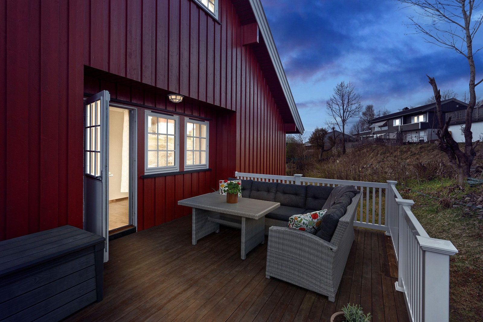 På baksiden av boligen finner man en mer skjermet terrasse. Galleribilde