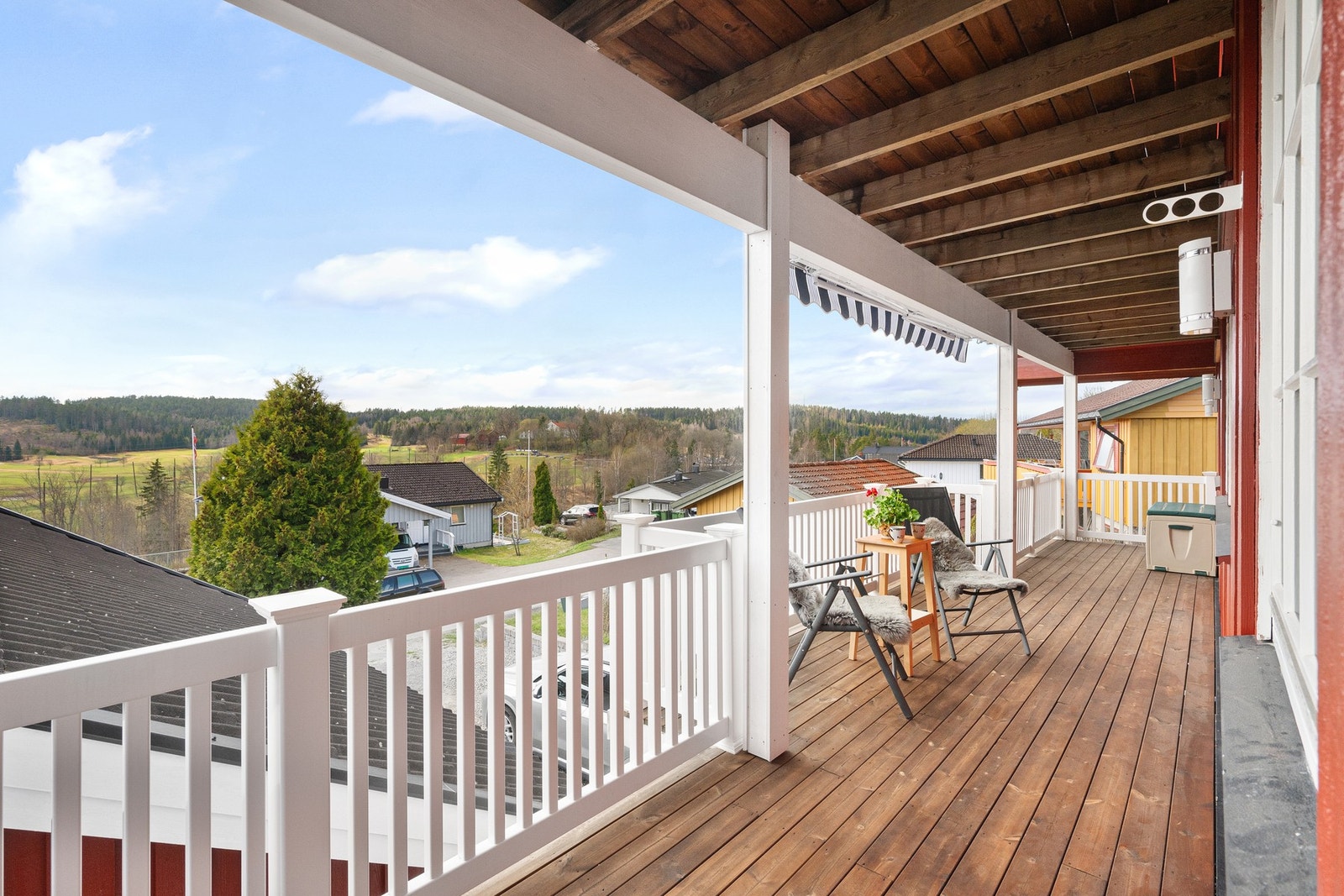 Fra morgenstunden kan man nyte dagens første solstråle, hvor man samtidig kan ta inn den vakre utsikten over Østmarka golfbane. Galleribilde