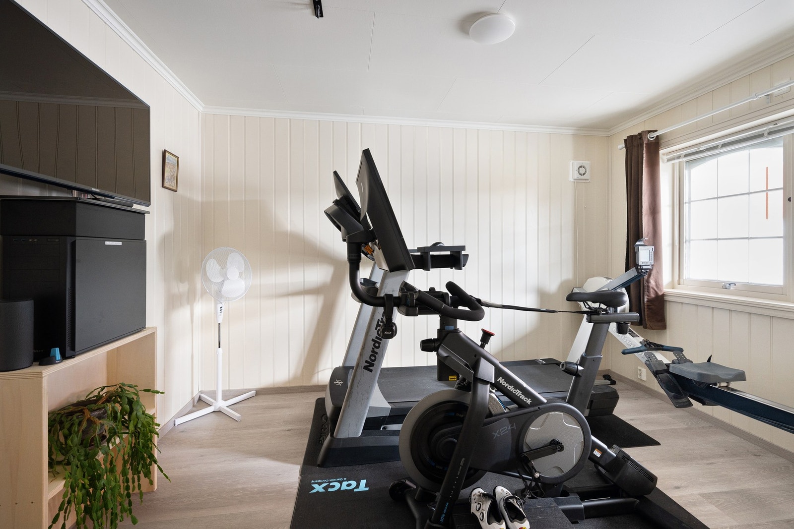 Soverommet i underetasjen kan brukes som et ekstra soverom eller et treningsrom. Galleribilde