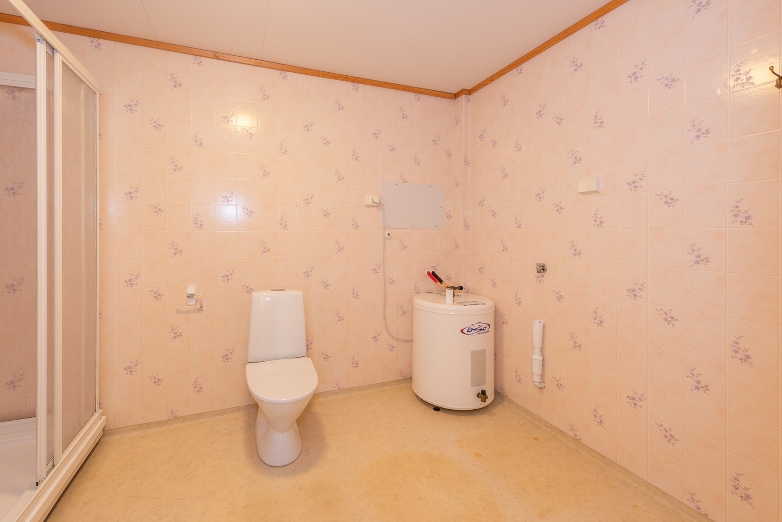 Badet inneholder enkelt servant, klosett, dusjkabinett, opplegg til vaskemaskin og varmtvannsbereder. Galleribilde
