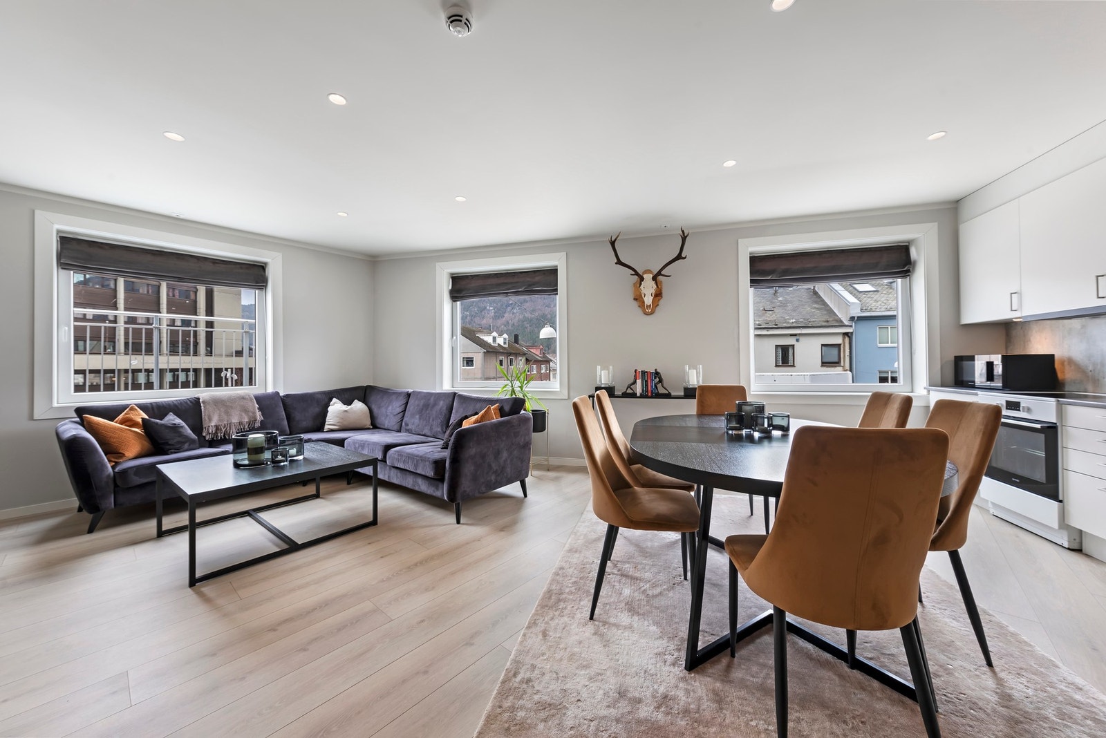 Rommet har store vindusflater som gir godt med lys inn Galleribilde