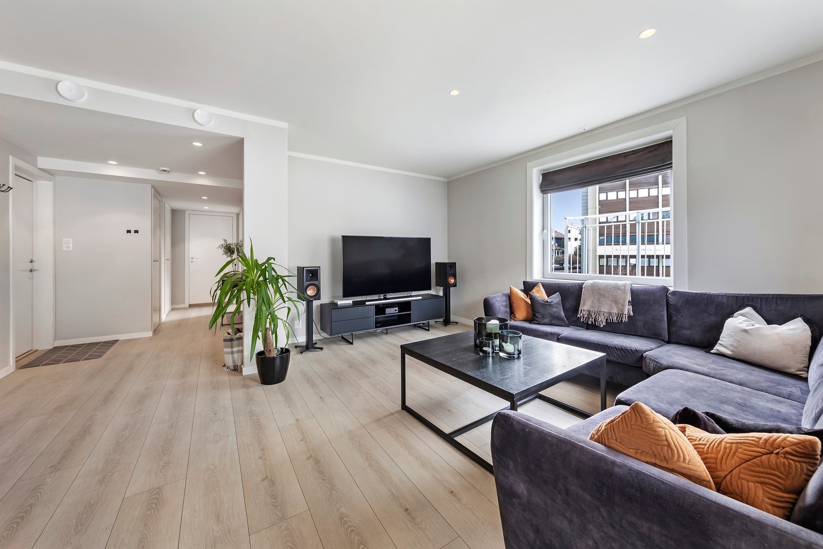 Rommet har laminat på gulvet og malte overflater på vegger og tak Galleribilde