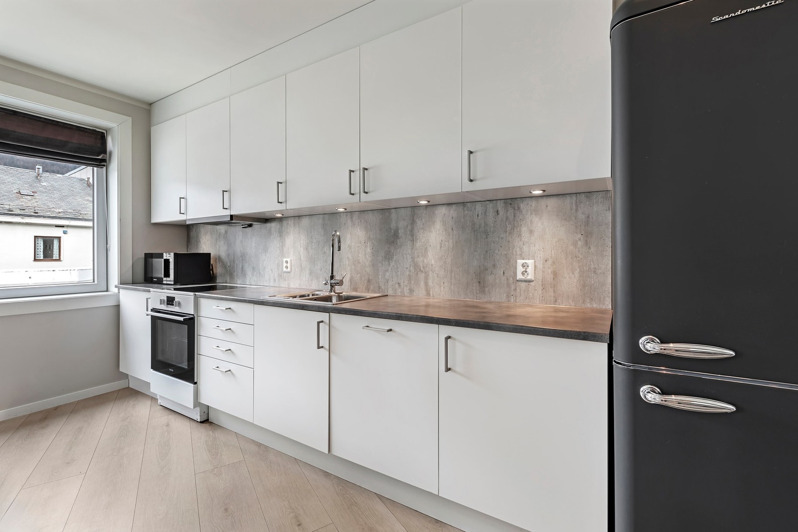Kjøkkenet har frittstående hvitevarer, med unntak av oppvaskmaskin Galleribilde
