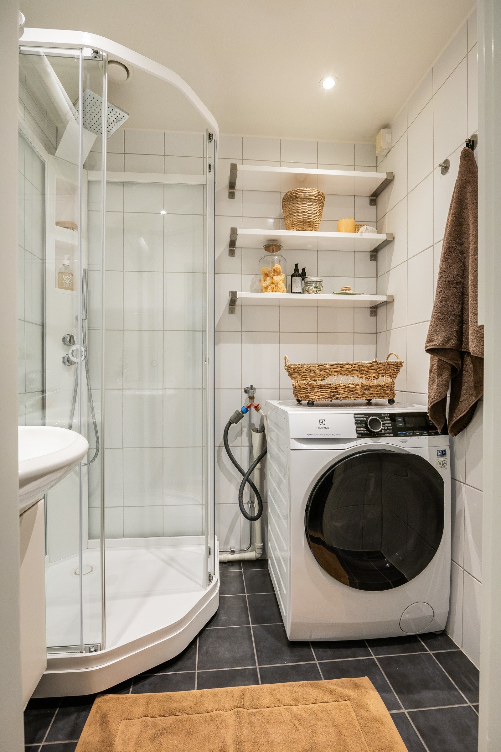 Badet ble opprinnelig oppgradert i regi av borettslaget mellom 1996-1999, med nytt sluk, membran, rør, fliser og elektrisk gulvvarme. Galleribilde