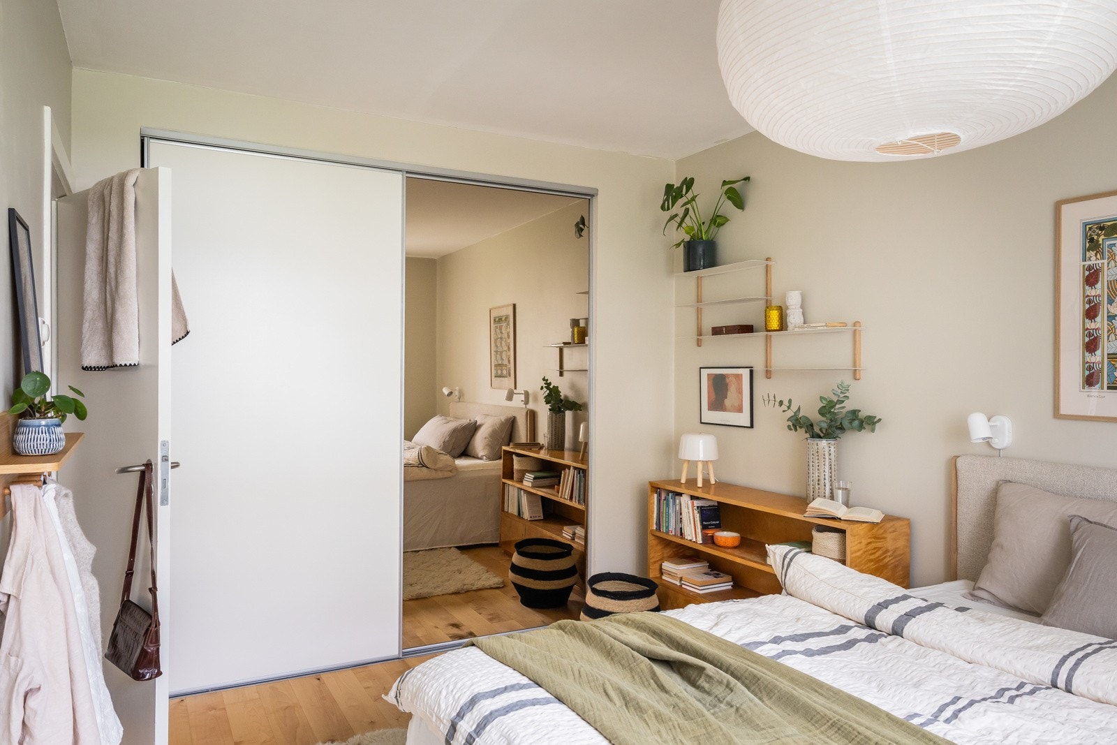 Hovedsoverommet har god plass til dobbeltseng og skyvedørsgarderobe. Galleribilde