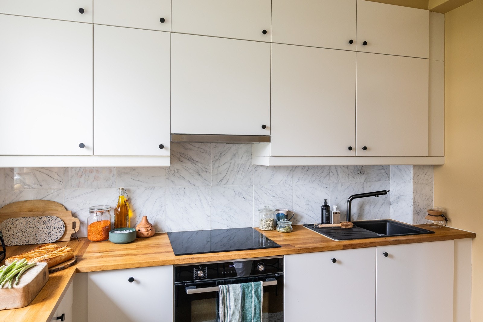 Takhøye skrog fra IKEA med fronter oppgradert av tidligere eier. Heltre benkeplate. Galleribilde