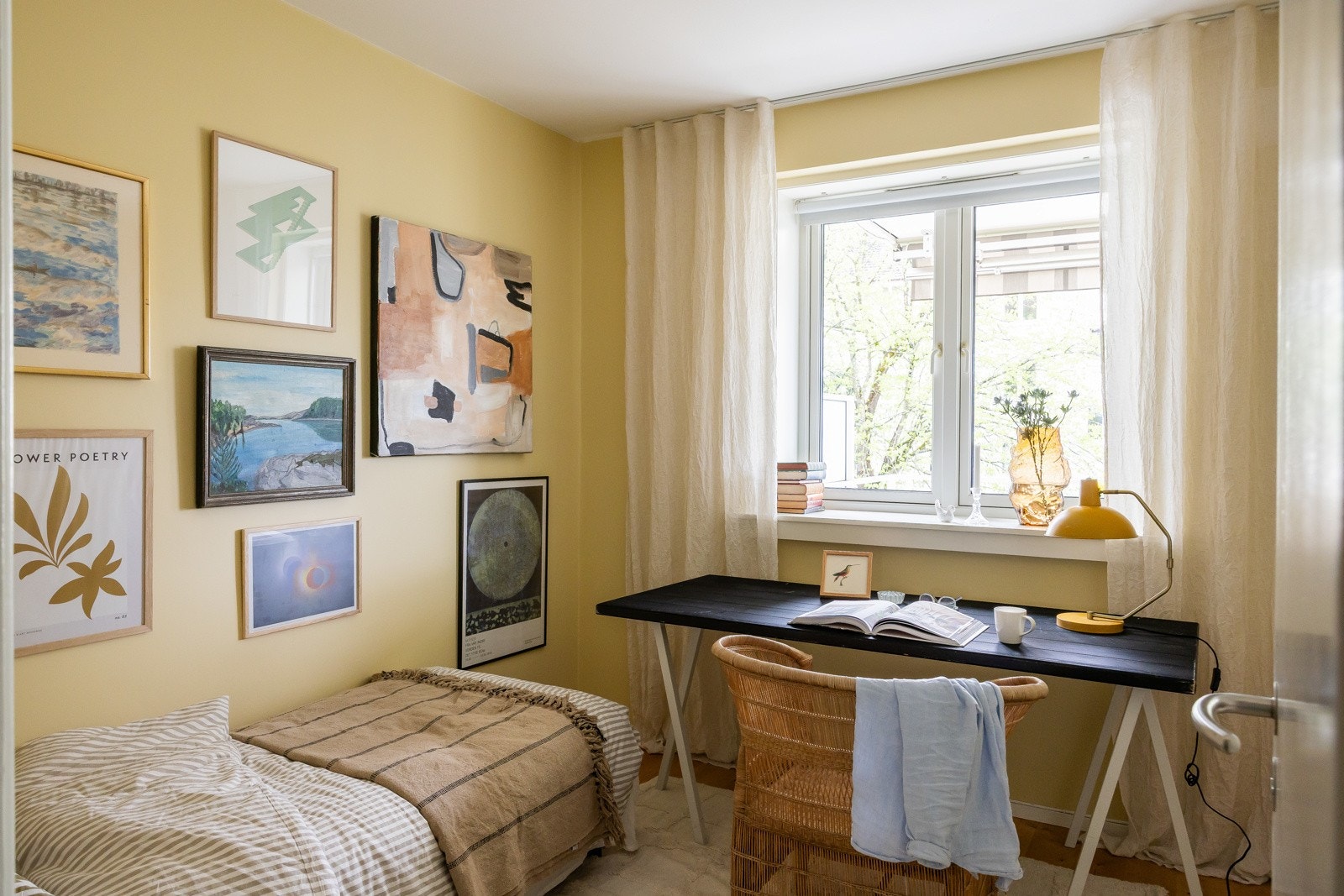 Boligens andre soverom egner seg godt som barnerom, gjesterom eller hjemmekontor. Galleribilde