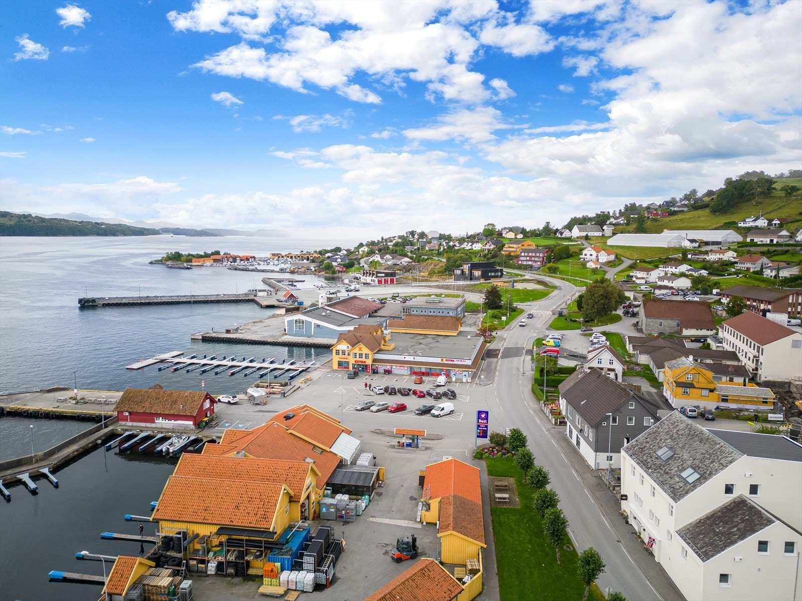 Eiendomsmegler 1 Randaberg ved Øyvind Bjørgengen har fått for salg en spennende eiendom med gode leieinntekter og historisk sus Galleribilde