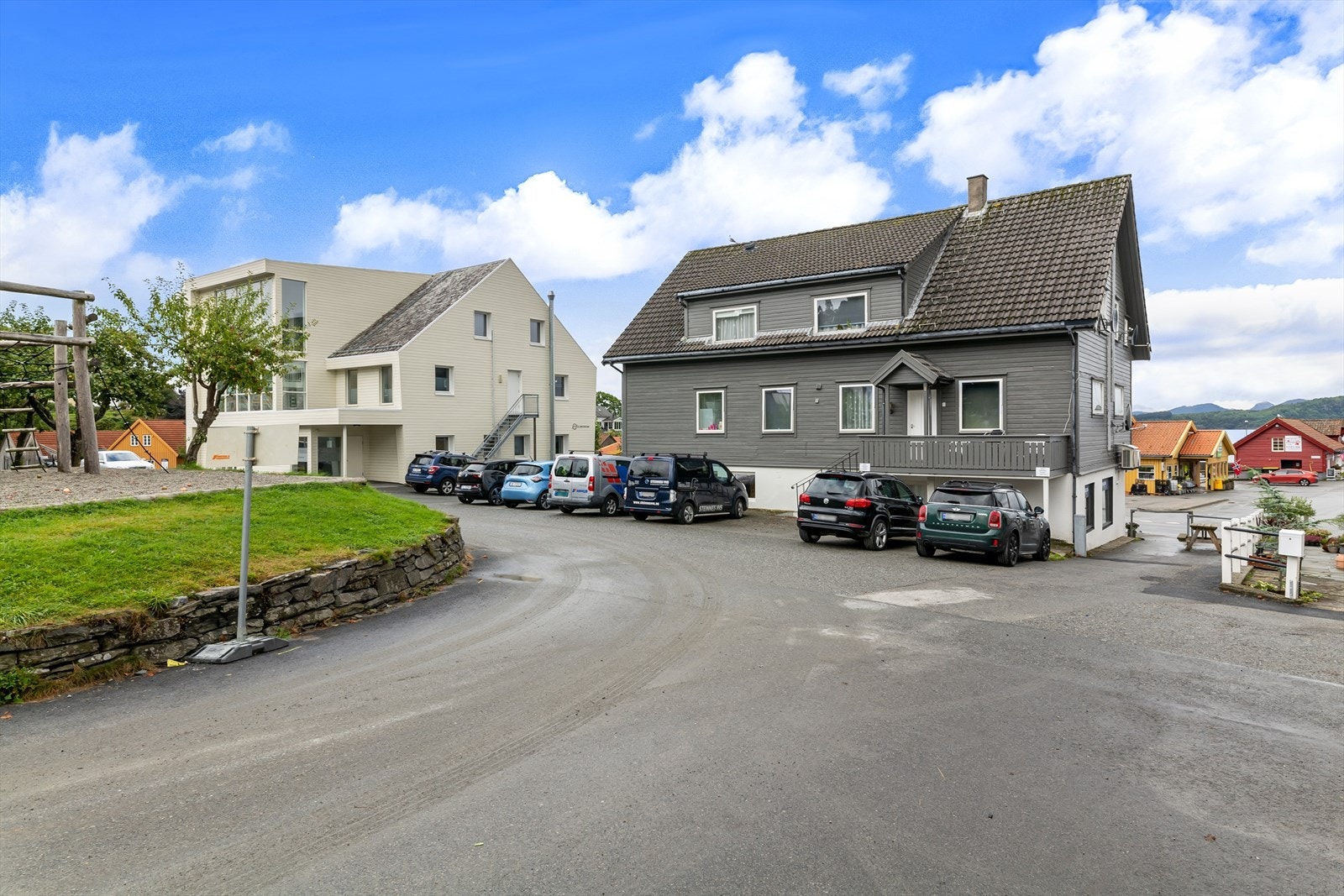 God parkering på tomten. Galleribilde