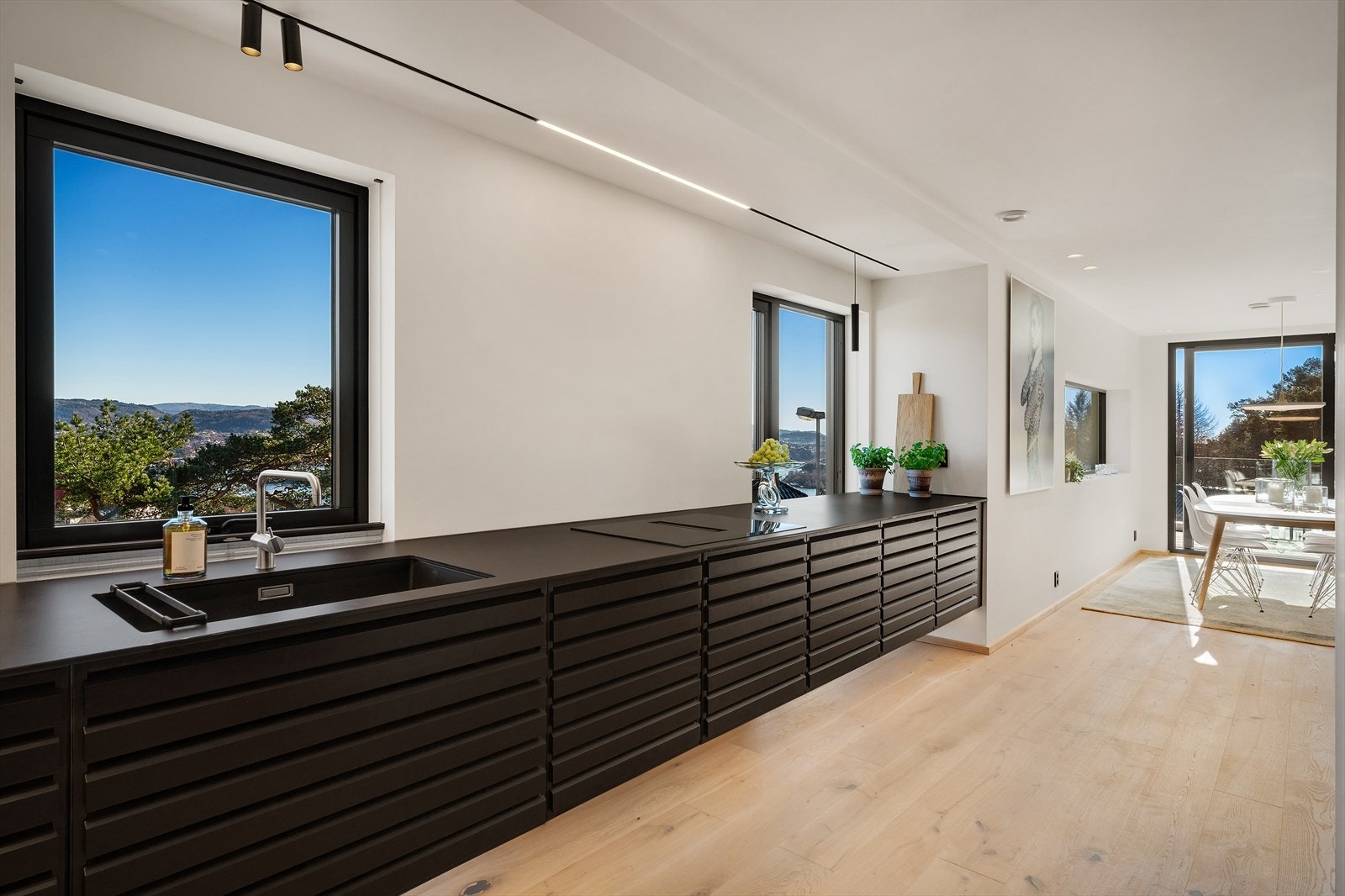 Blandebatteri av merke Vola, og benkeplate av Dekton-Keranium som er meget varmebestandig og tåler direkte plassering av gryter m.m Galleribilde