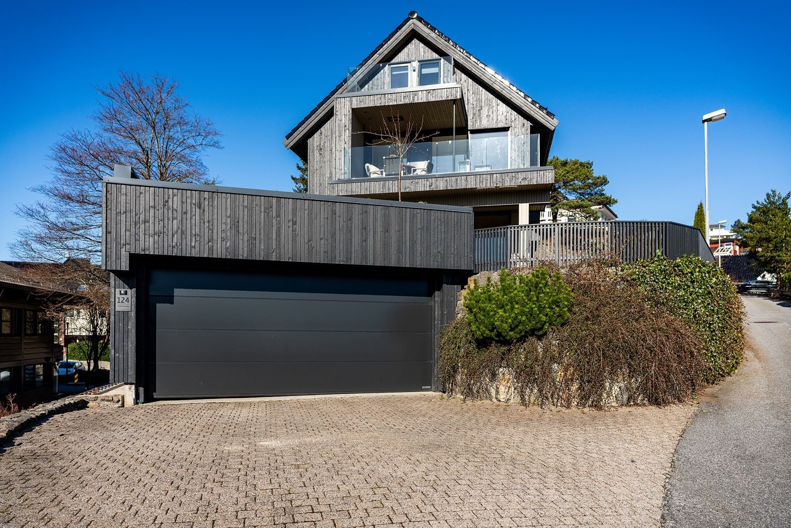 På eiendommen finner du dobbel garasje Galleribilde