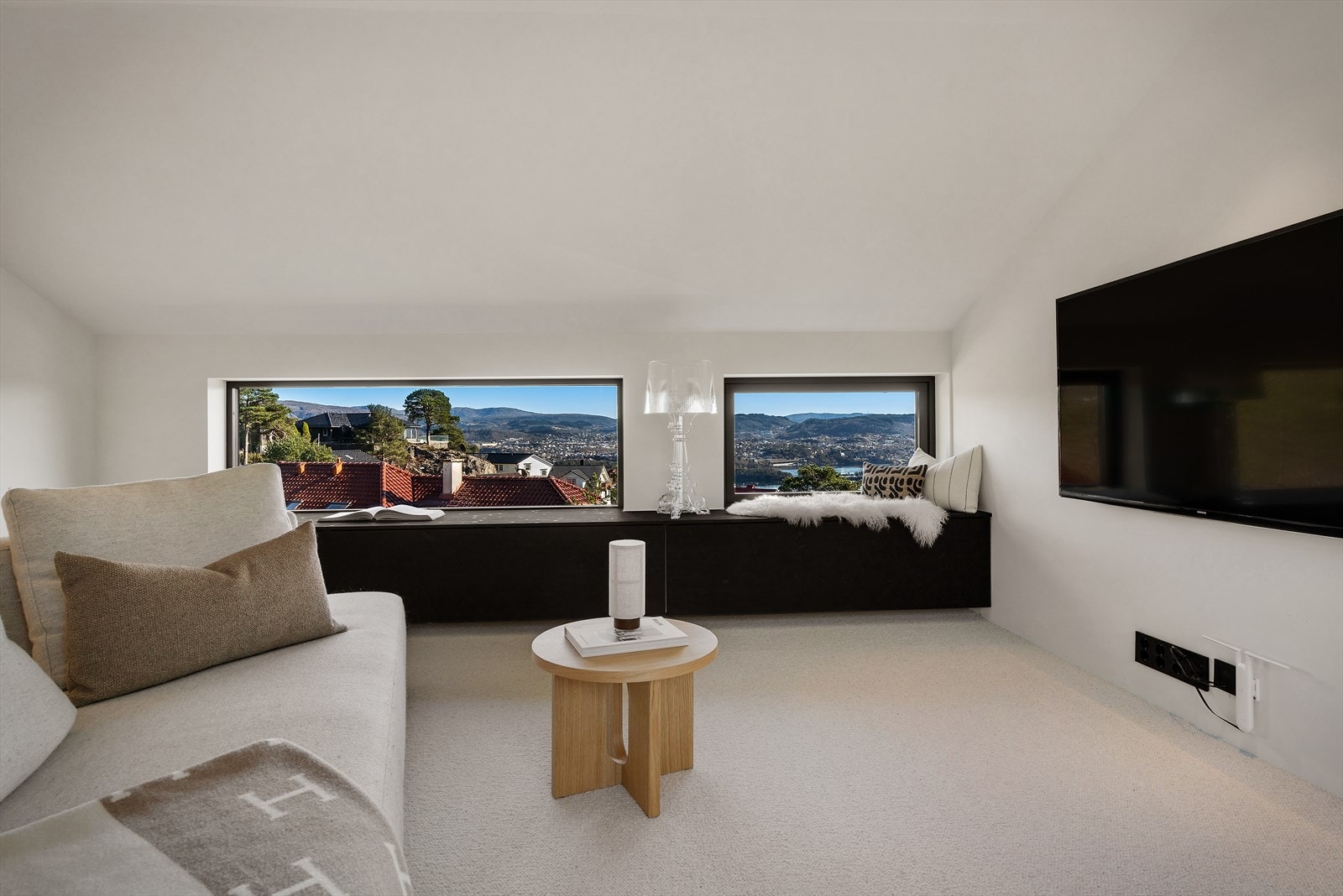 Etasjen har tepper på gulv, som gir en lun og behagelig følelse Galleribilde