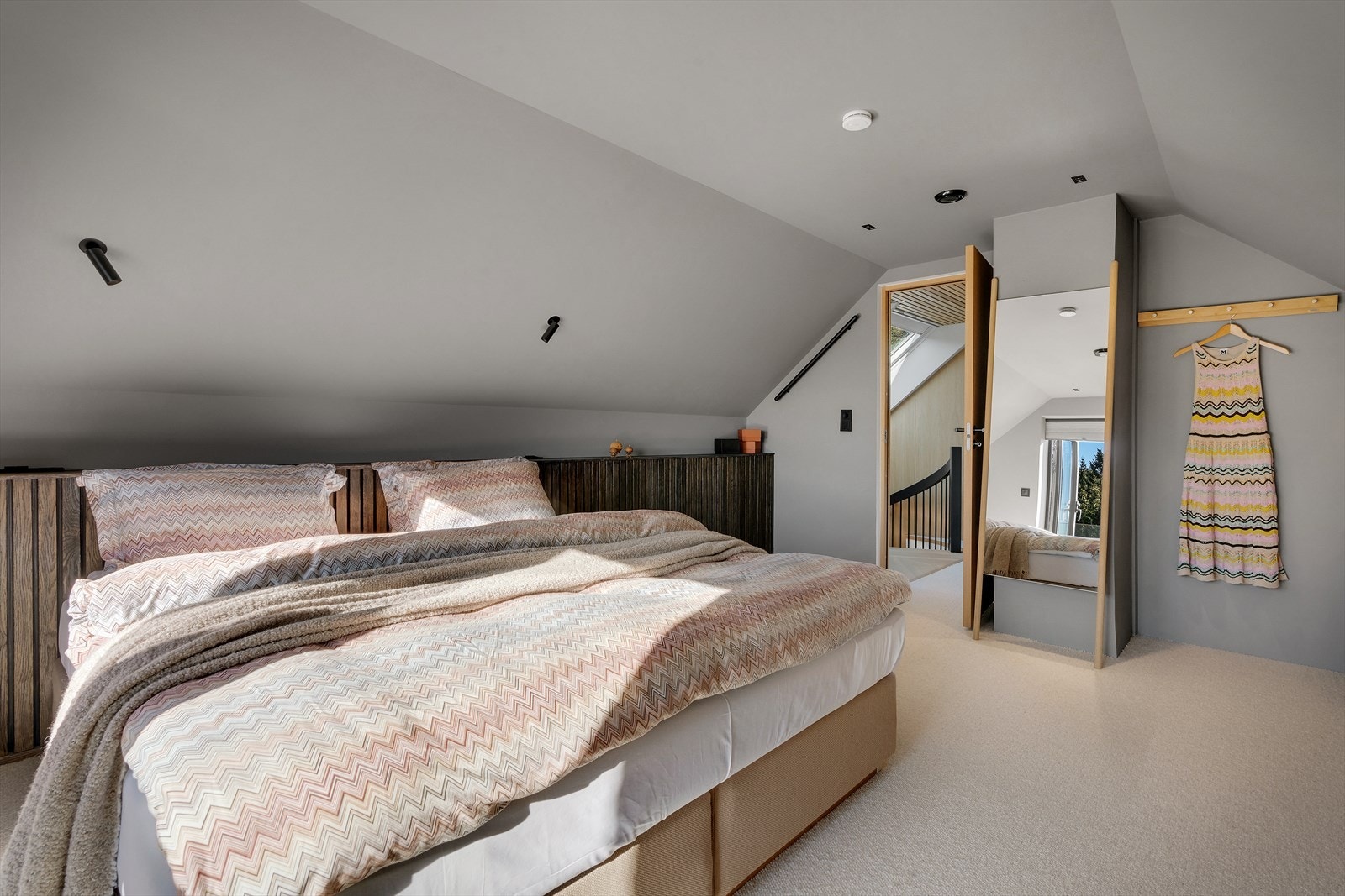 Meget romslig soverom hvor det er spotlights i himling og integrert nattbordsbelysning, det er også kontakter med USB/USBC på begge sider av seng Galleribilde