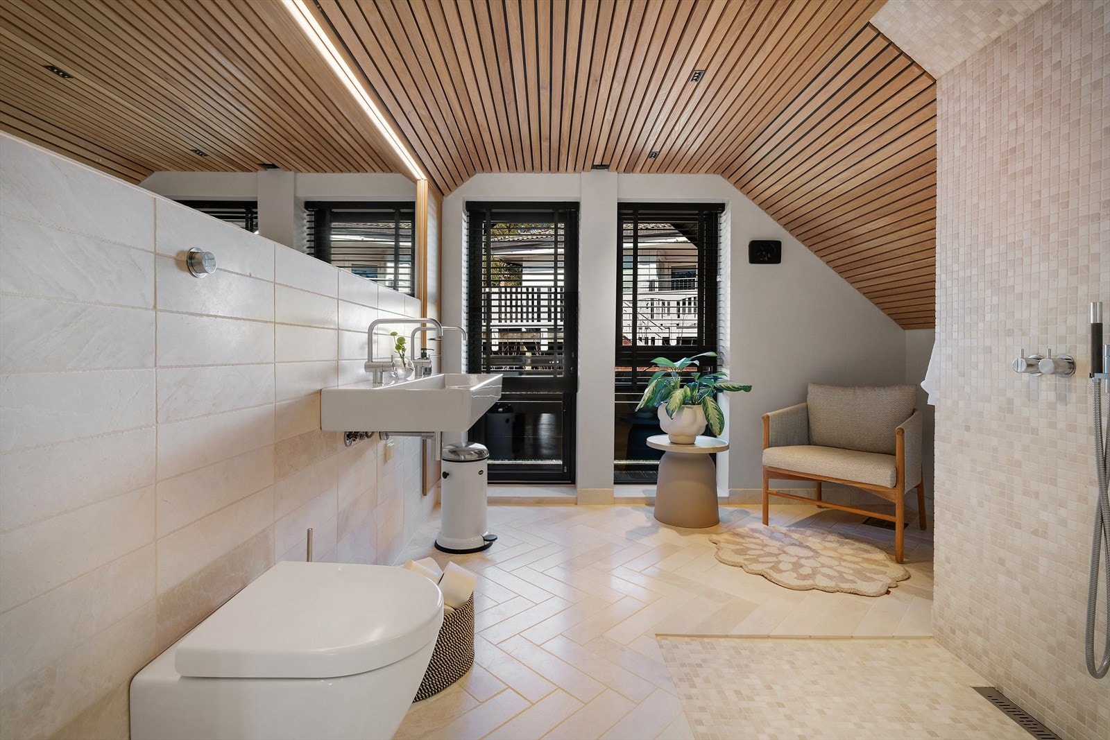 Det elegante badet, med marmorfliser på gulv og vegger, tilbyr luksuriøse fasiliteter Galleribilde