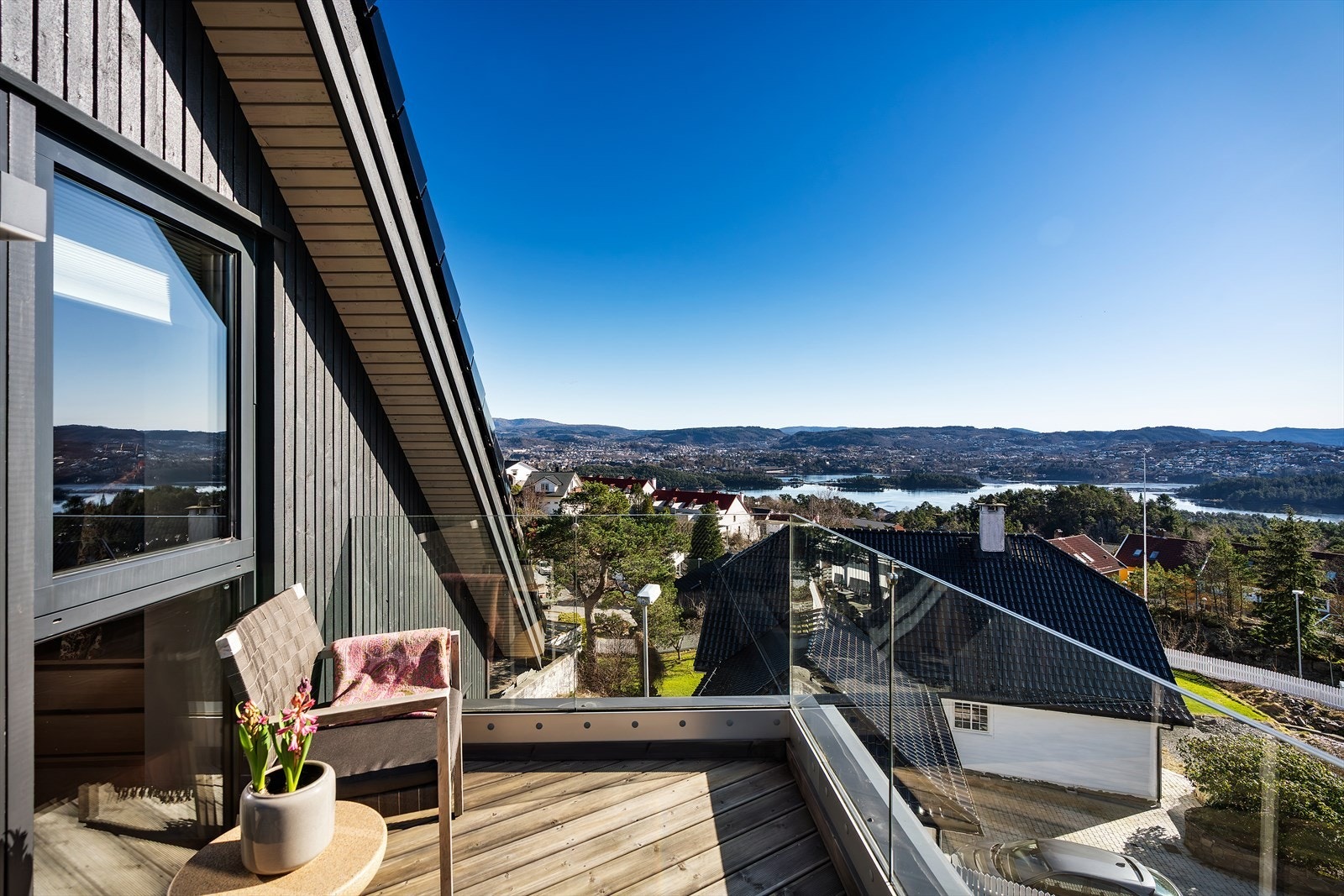 Sørvestvendt altan på 5,7 m², som gir mulighet for å nyte morgenkaffen i soloppgangen Galleribilde