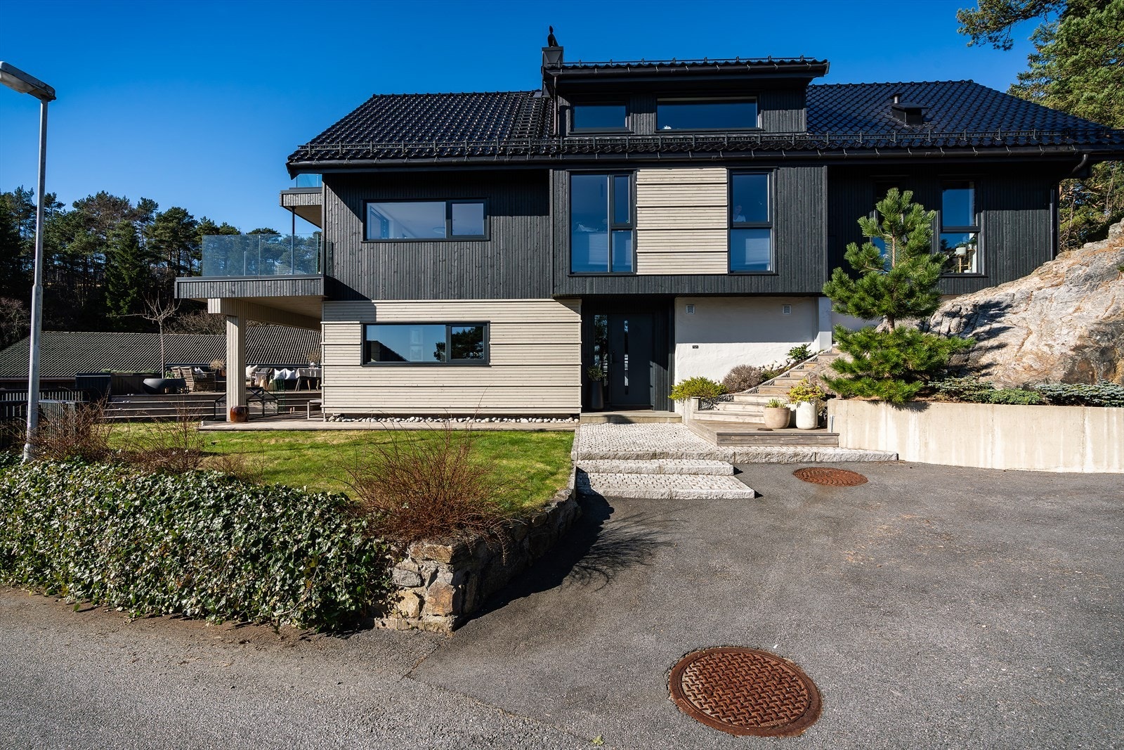 Boligen tilbyr romslige løsninger som passer perfekt for både familieliv og utleie Galleribilde