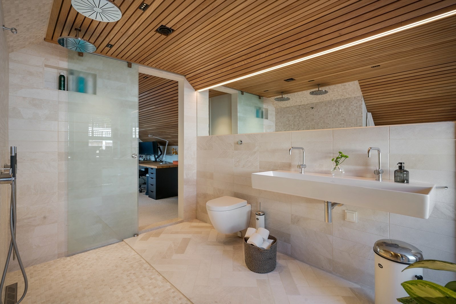 Stort spesialtilpasset speil innfelt belysning og eikespiler i tak Galleribilde