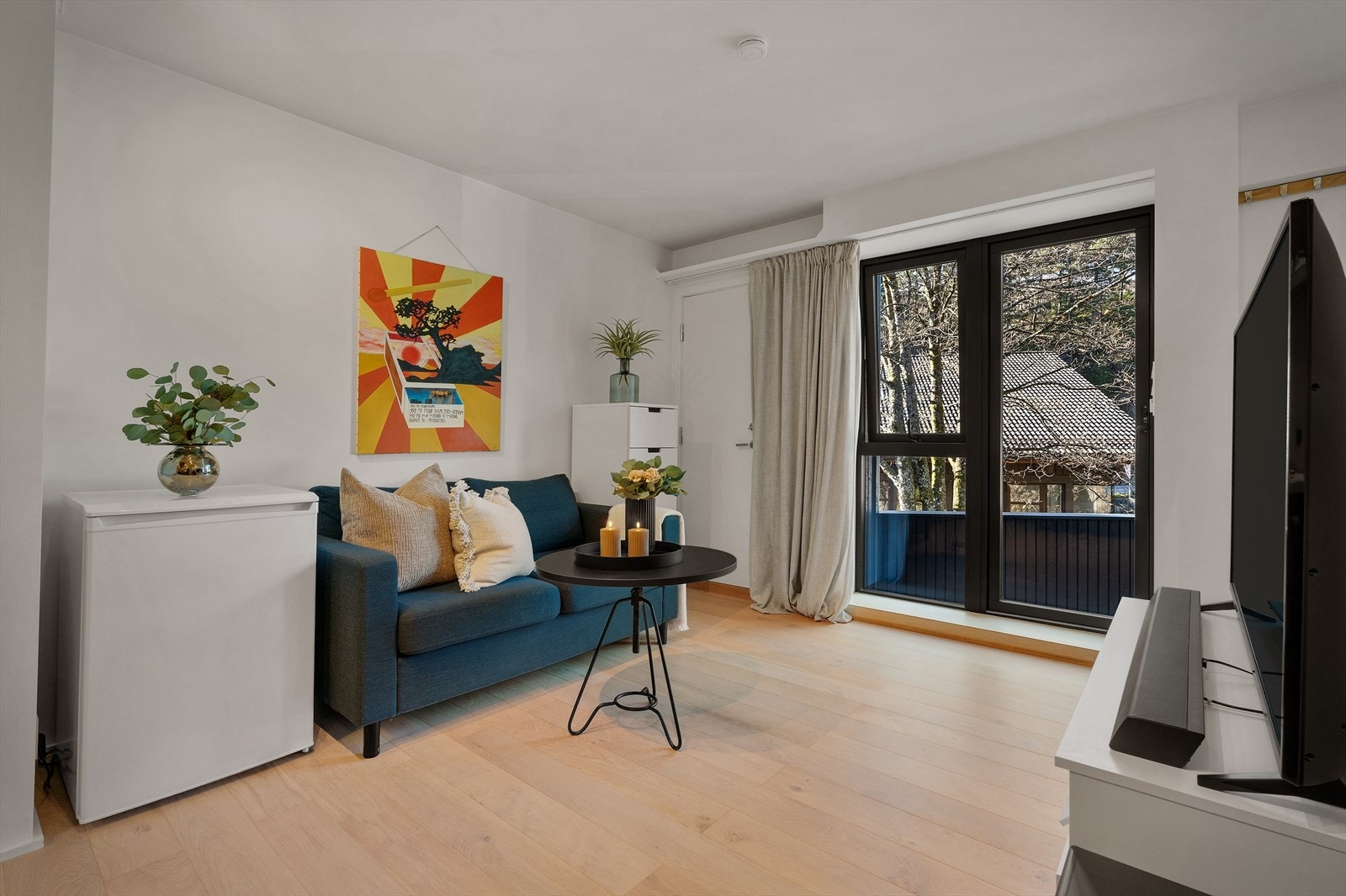 Hybelen i 1. etasje er arealeffektiv, med praktiske løsninger Galleribilde