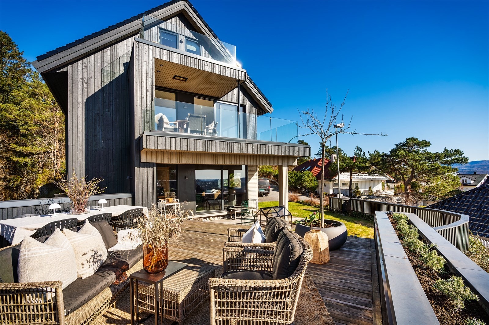 Terrassen er på hele 34,8 m², perfekt for solrike dager og lange sommerkvelder Galleribilde