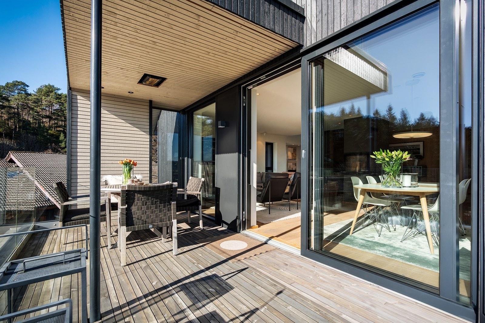 Terrasse er delvis overbygget og har innfelt varmeovn Galleribilde