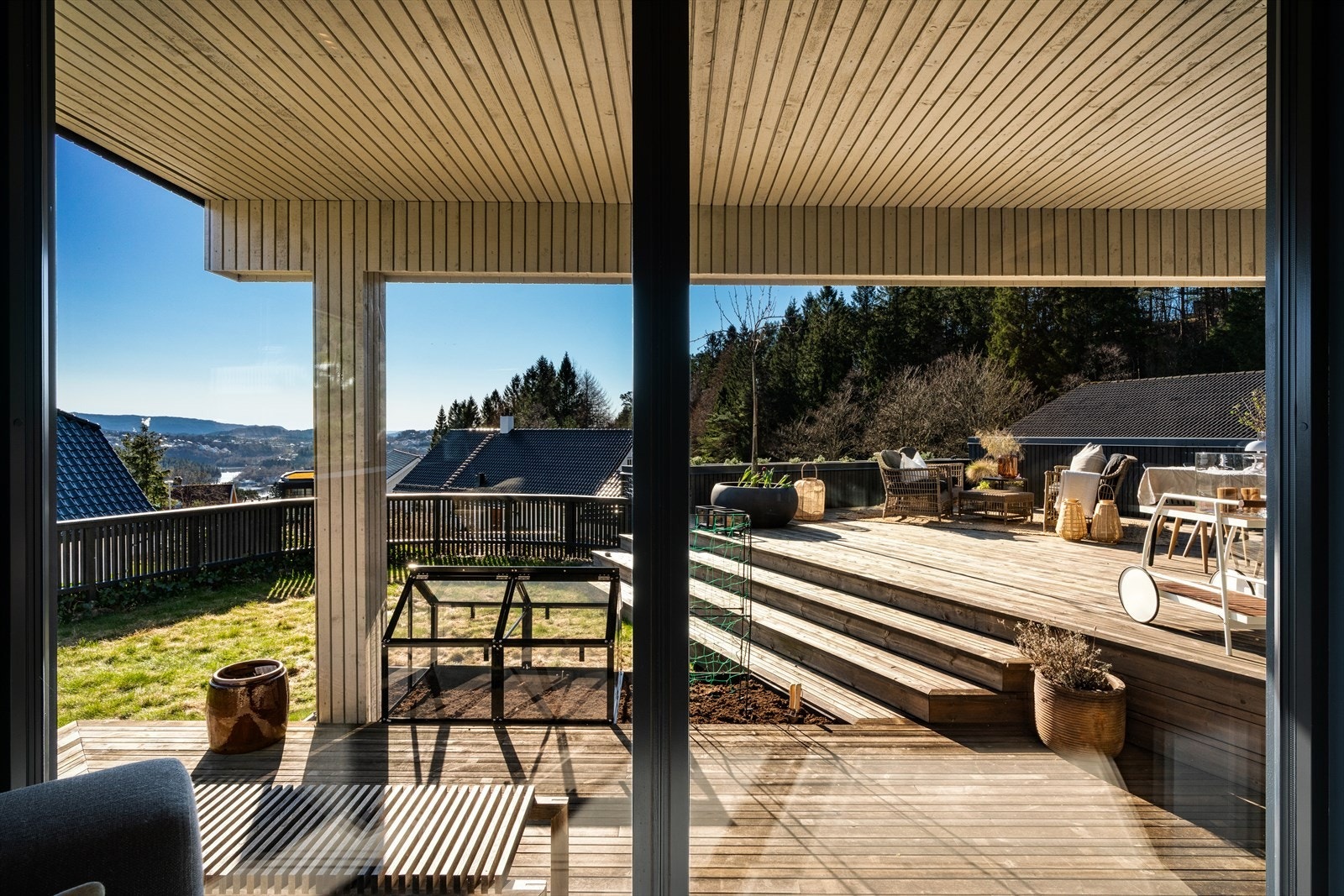 Fra TV-stuen er det utsikt til frittliggende sørvestvendt terrasse Galleribilde