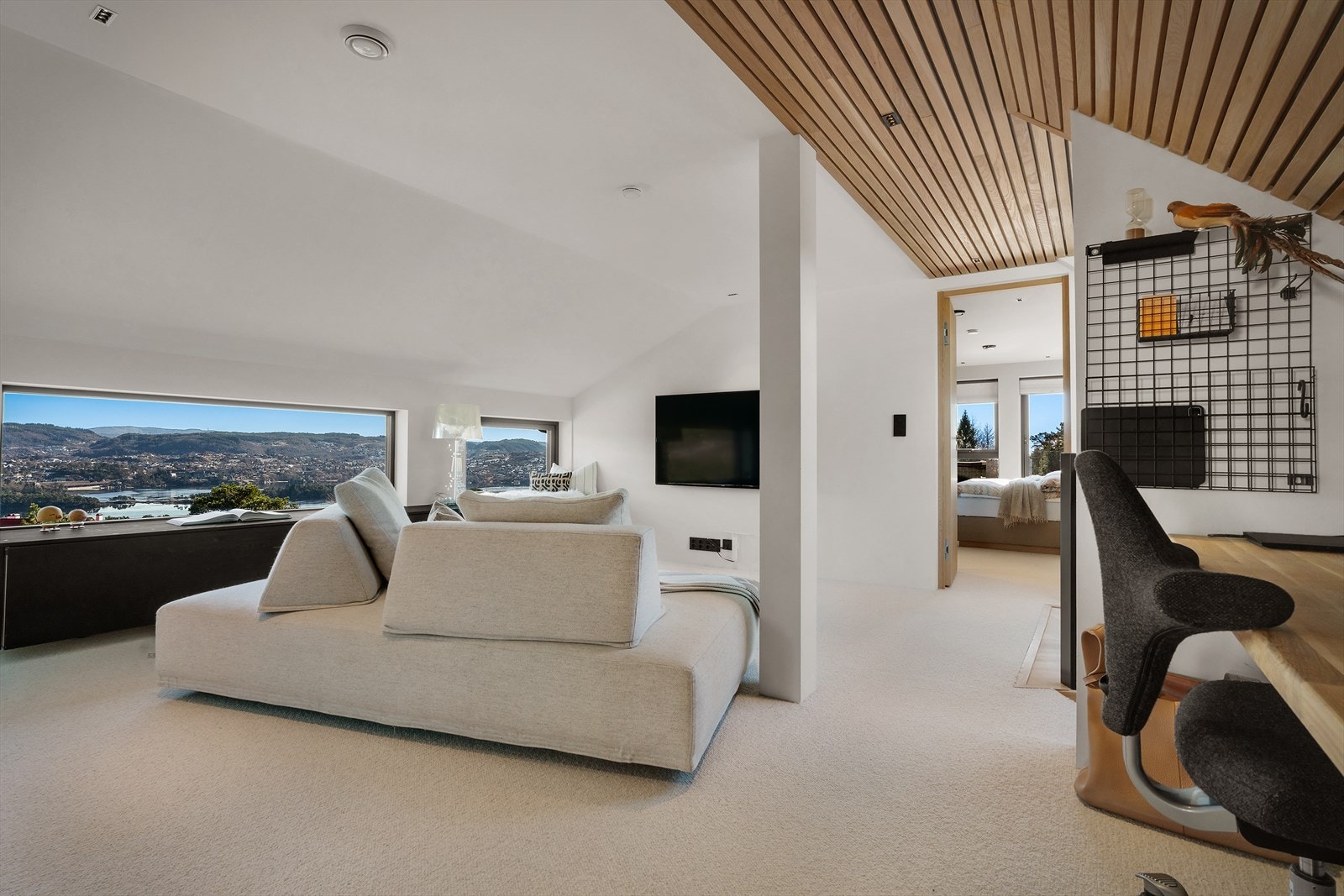 Boligens øverste etasje fremstår som en stor in-suite løsning, men alt er her tilrettelagt for å lage et ekstra soverom om en ønsker Galleribilde