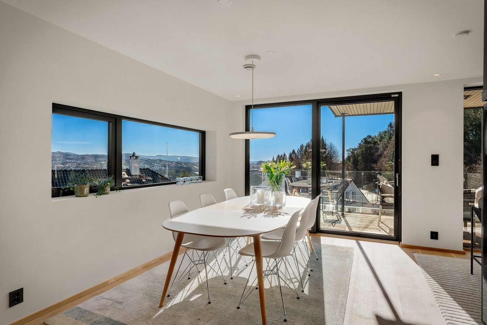 Fra stue/kjøkken er det utgang til terrasse Galleribilde