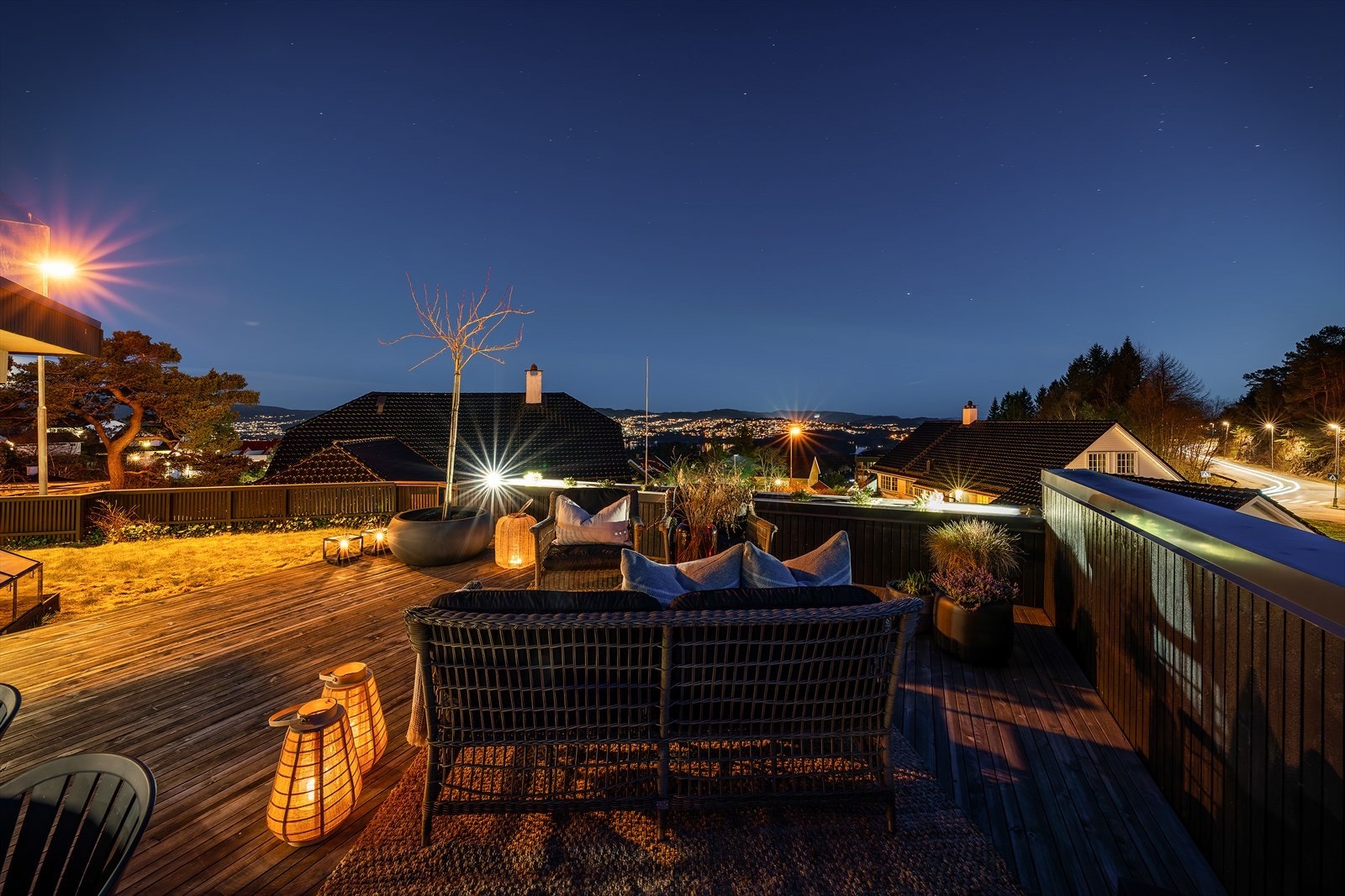 Med store uteområder og nydelig utsikt er dette et drømmehjem for deg som verdsetter både natur og byliv Galleribilde