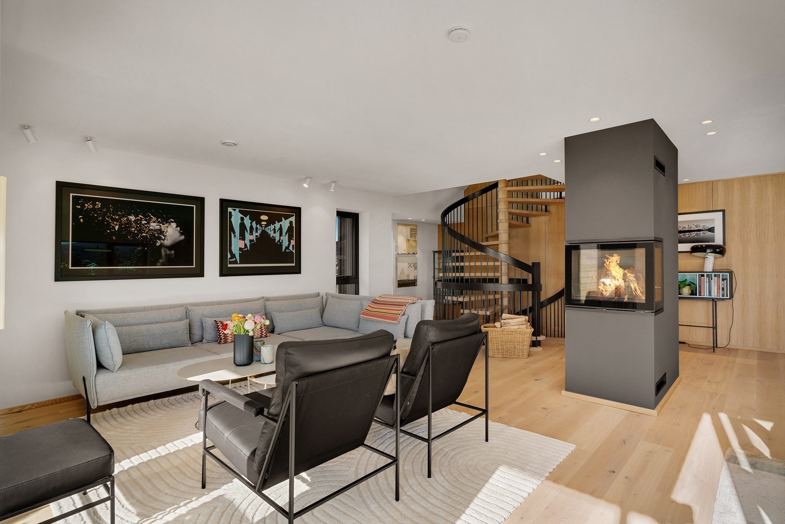 Enstavs eikeparkett gir en varm og naturlig følelse, i kombinasjon med finervegg belagt med eik som følger med videre fra 1.etasje som en rød tråd Galleribilde