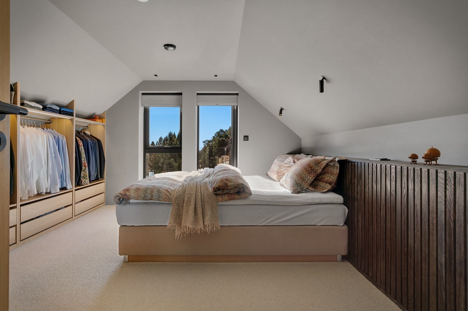 Soverommet har også åpen plassbygd garderobeløsning Galleribilde