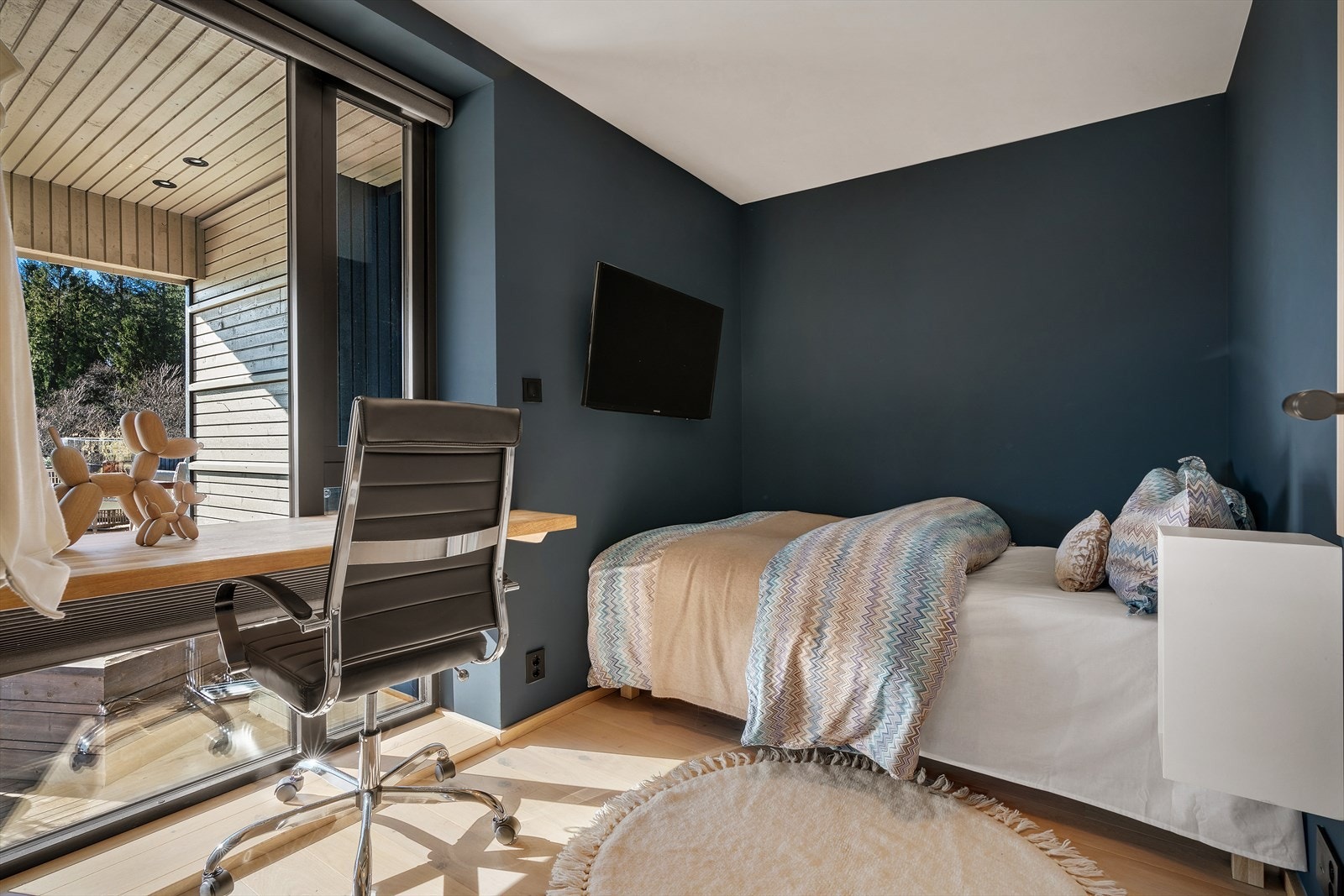 Etasjen rommer også to komfortable soverom, begge med parkett og malte slette vegger Galleribilde