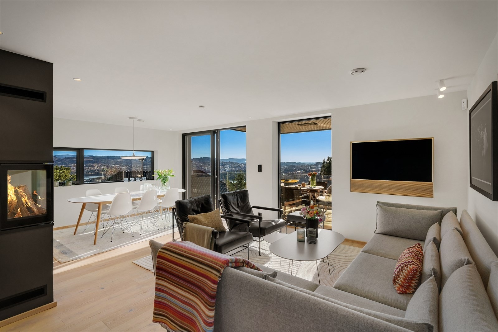 Andre etasje er hjertet av boligen, med en åpen stue- og kjøkkenløsning som innbyr til sosiale sammenkomster og familieliv Galleribilde