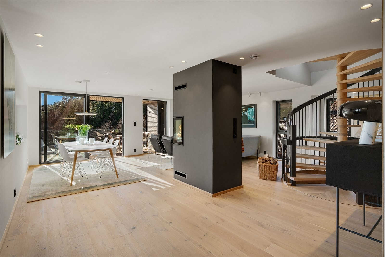 Stuen har store vindusflater som gir rikelig med naturlig lysinnslipp og skaper en luftig atmosfære Galleribilde