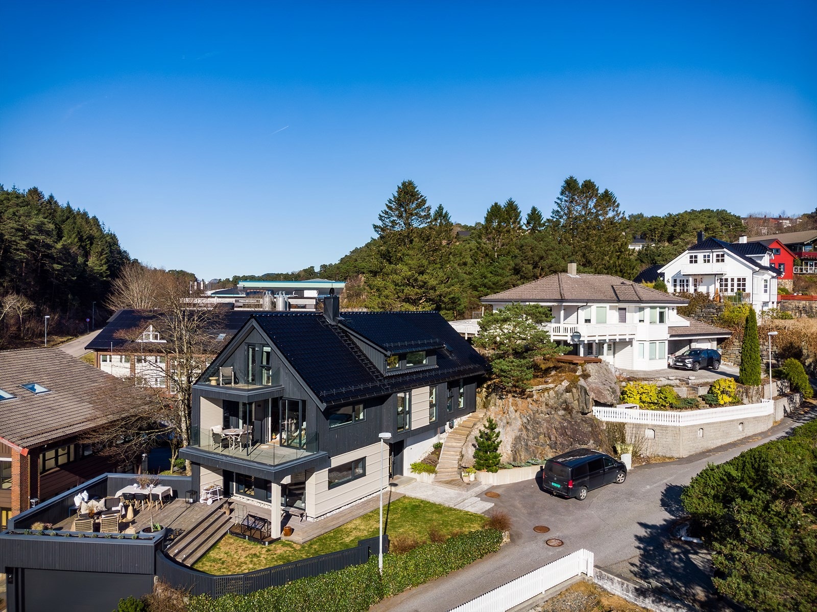 Boligen har to utleieenheter i bakerste del av huset med egne innganger som gir svært gode leieinntekter Galleribilde