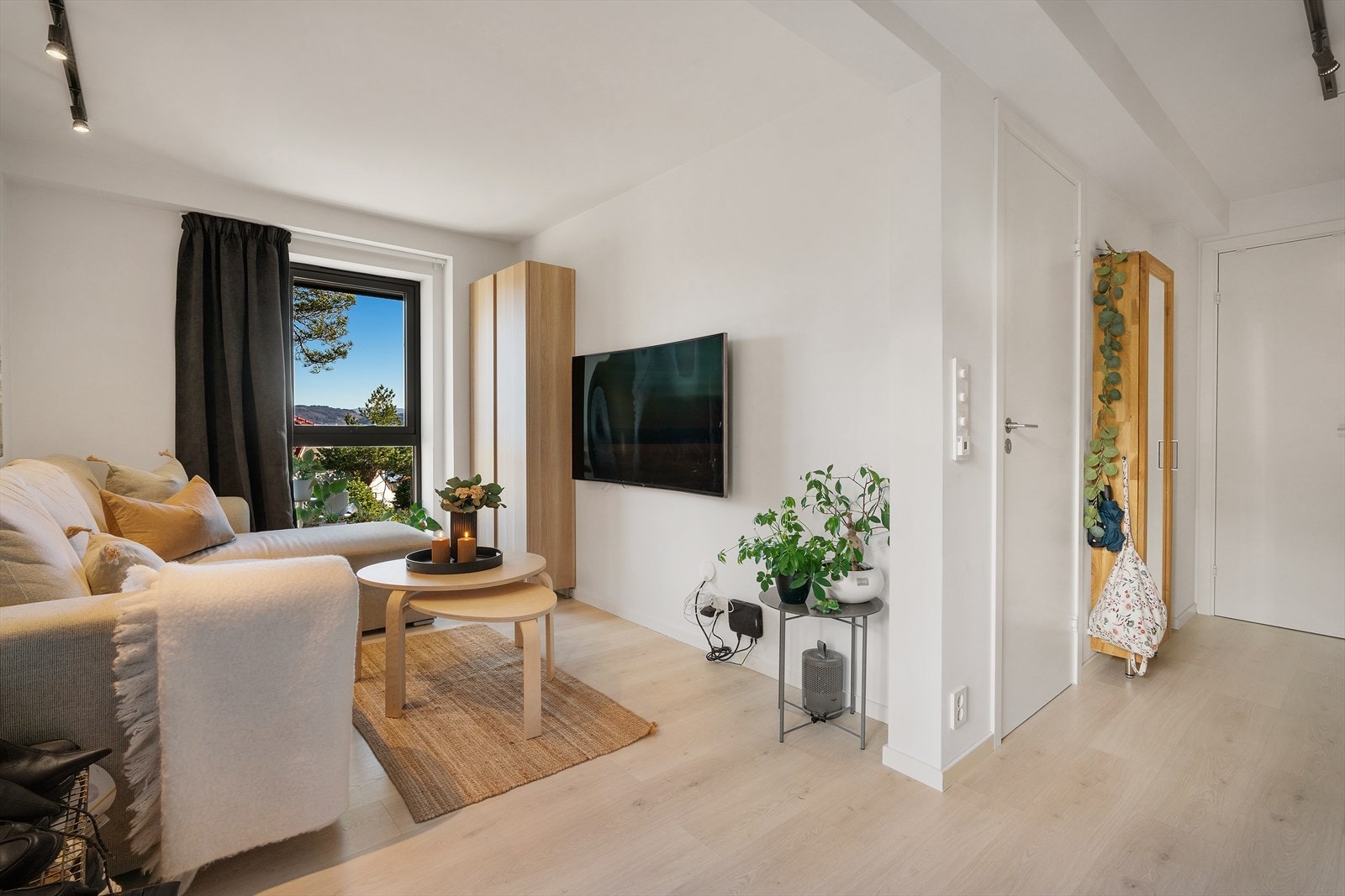 Leiligheten i 2. etasje tilbyr en romslig stue/kjøkkenløsning, to soverom, bad og bod. Galleribilde