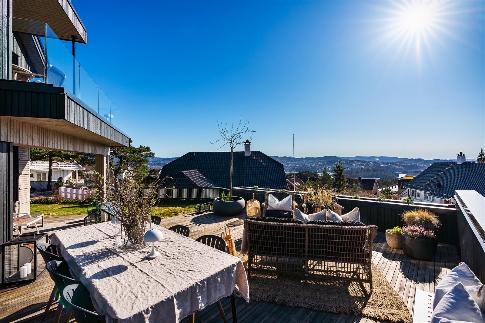 Fra terrassen er det nydelig utsikt mot Nordåsvannet og nærområdet Galleribilde