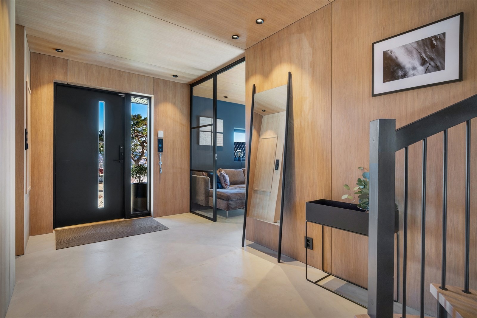 Entréen ligger i 1.etasje, og har mikrosement på gulvet som gir et sofistikert og slitesterkt underlag Galleribilde