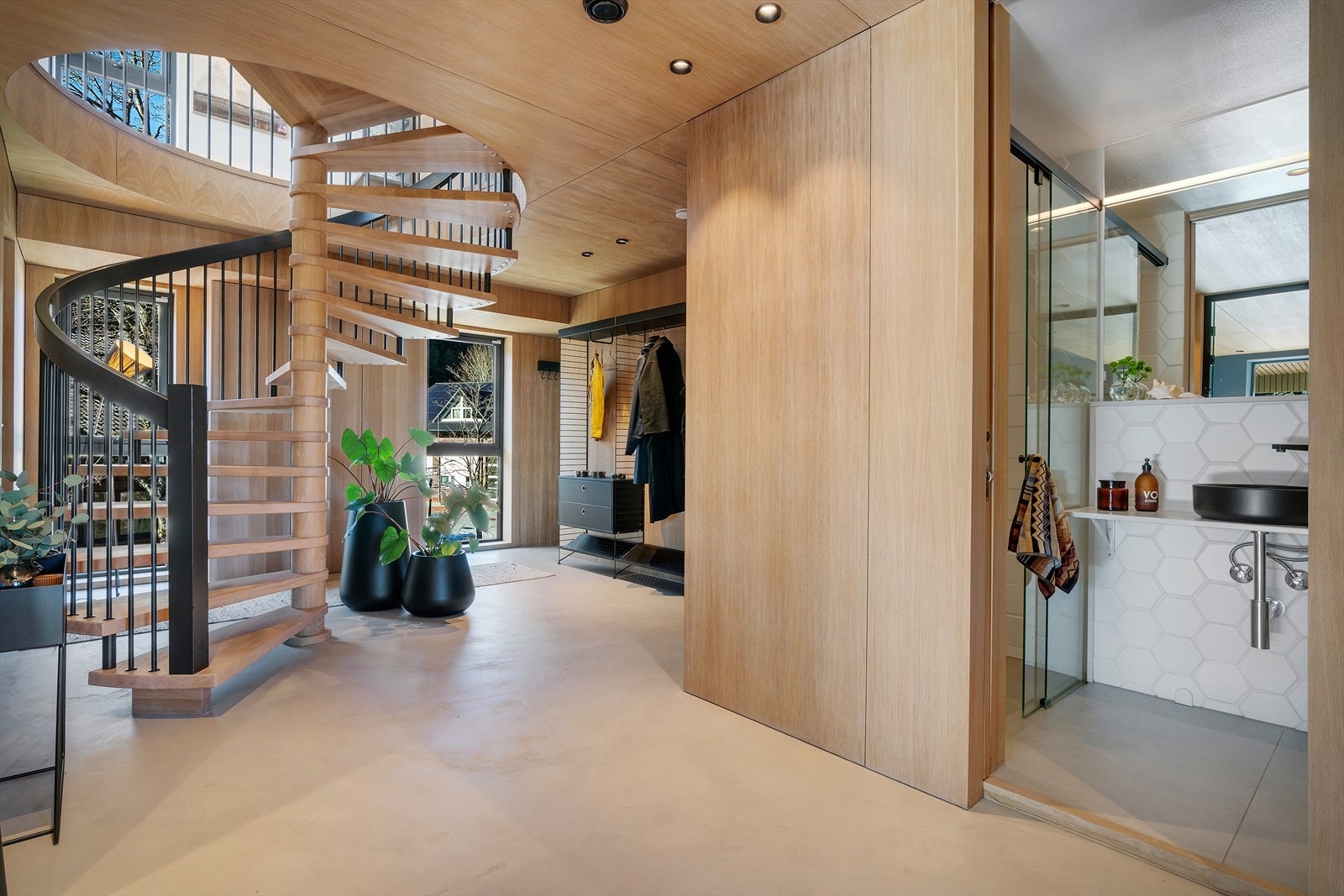 Like til høyre ligger ett av hovedboligens to bad Galleribilde