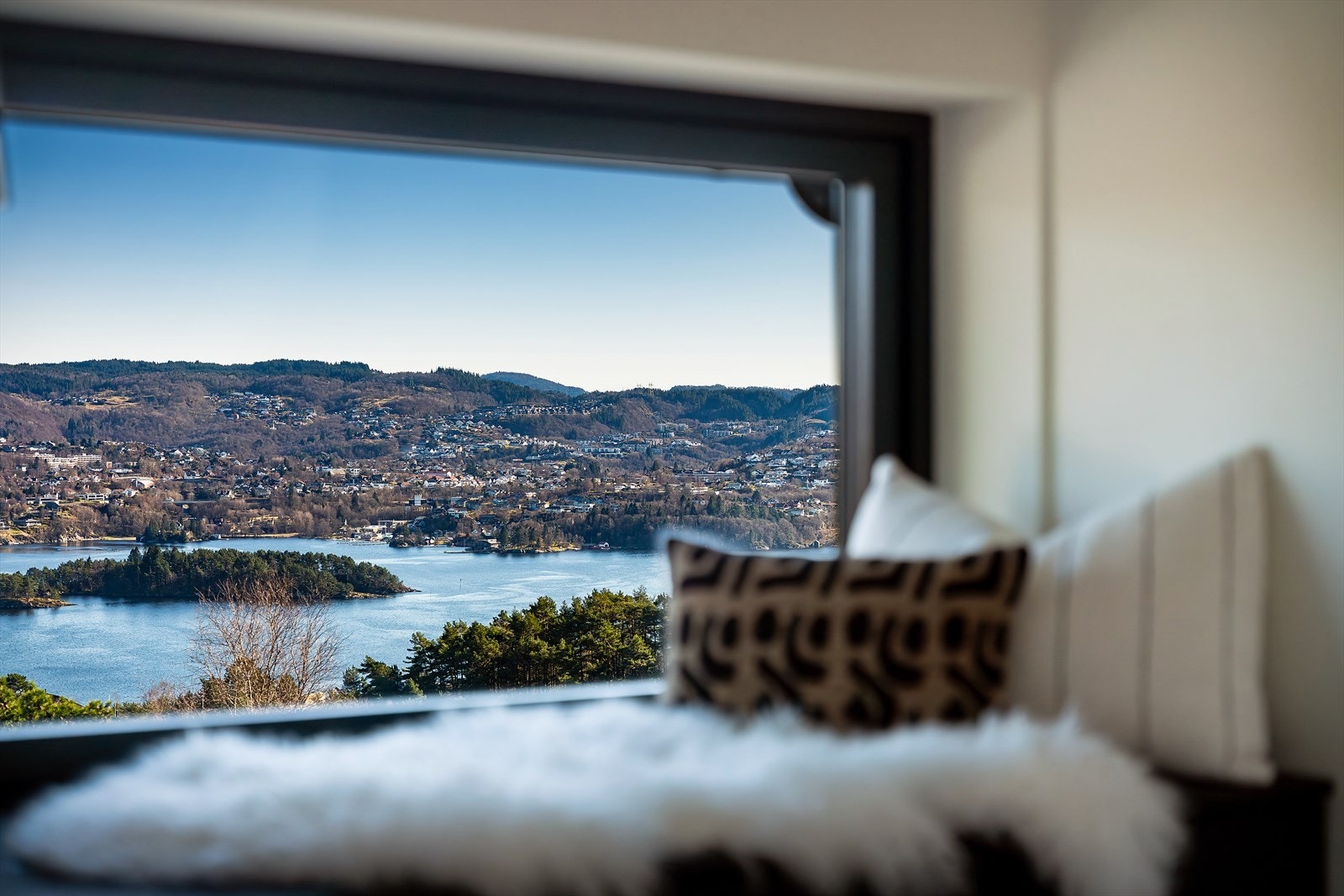 Innbydende sitteplass ved vinduet, hvor en kan nyte boligens herlige utsikt Galleribilde