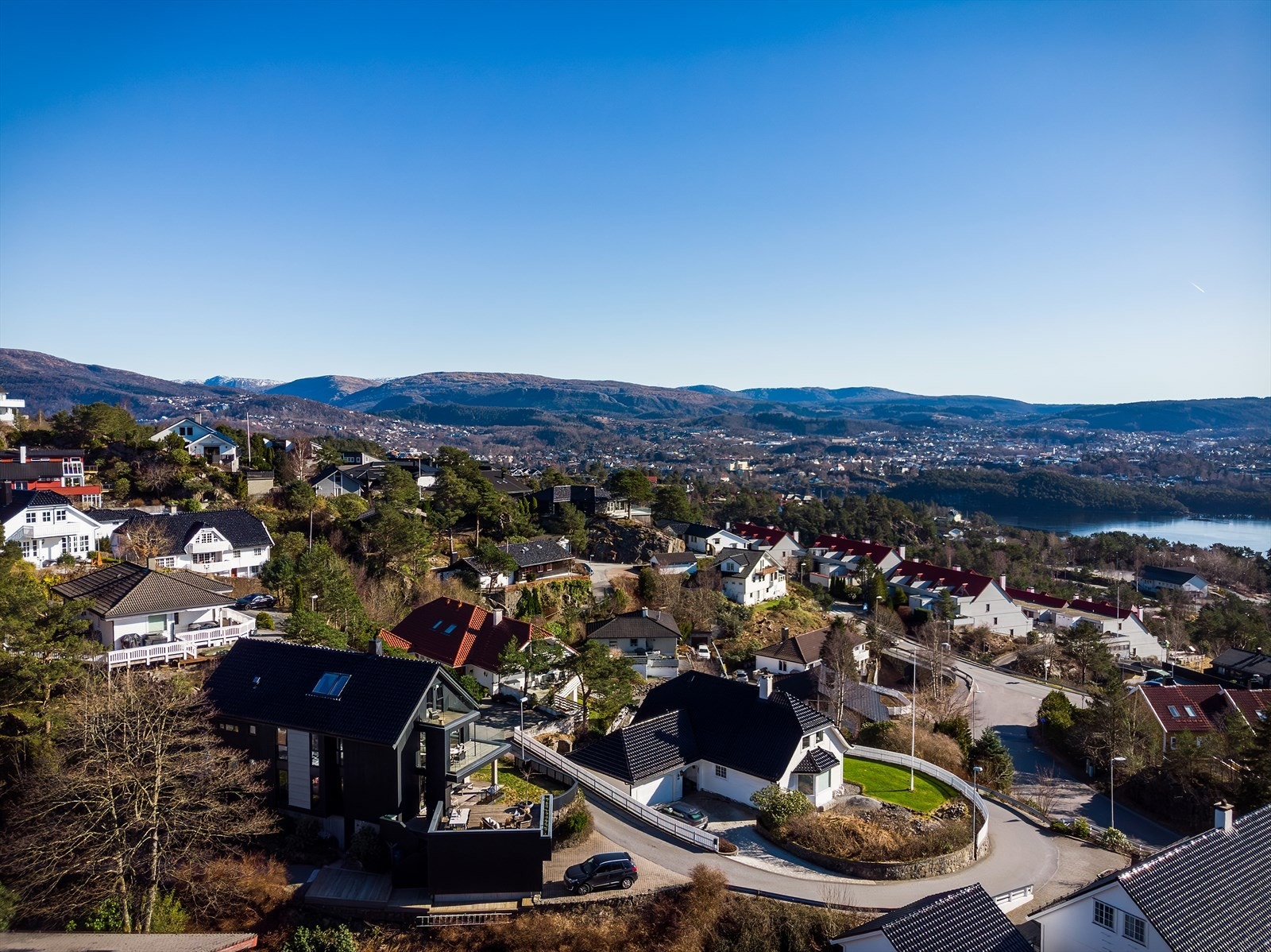Boligen ligger i rolig sidevei bestående av eneboliger Galleribilde